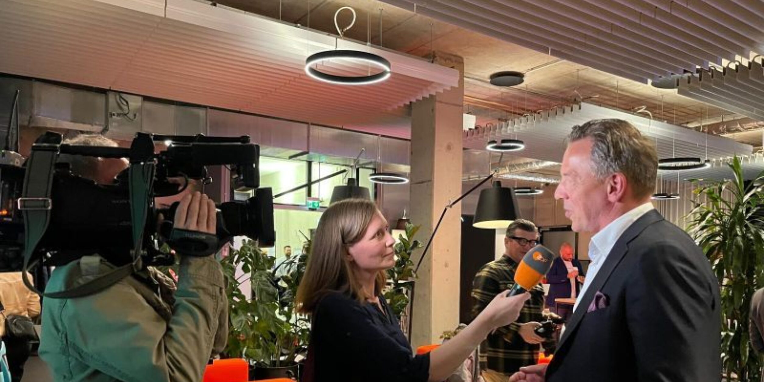 Frau mit Mann im Interview