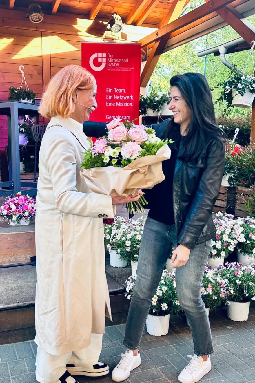 Margit Schmitz überreicht Serap Güler einen Blumenstrauß