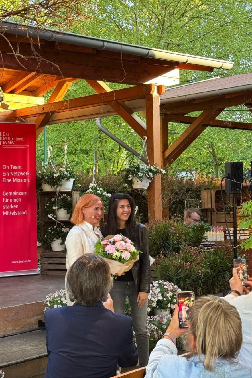 Margit und Serap mit Blumenstrauß