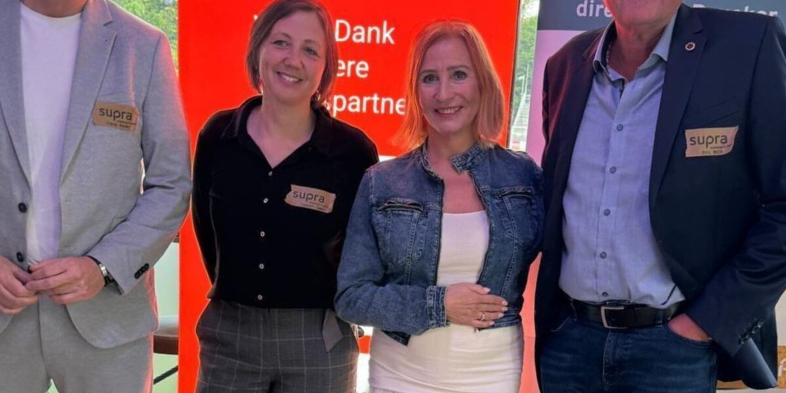 Margit Schmitz mit Gastgebern