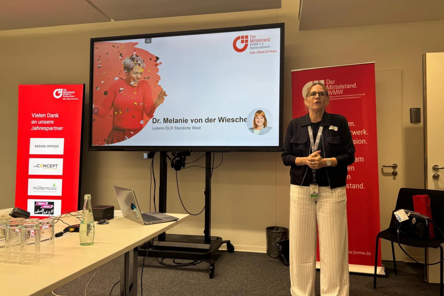 Dr. Melanie von der Wiesche präsentiert