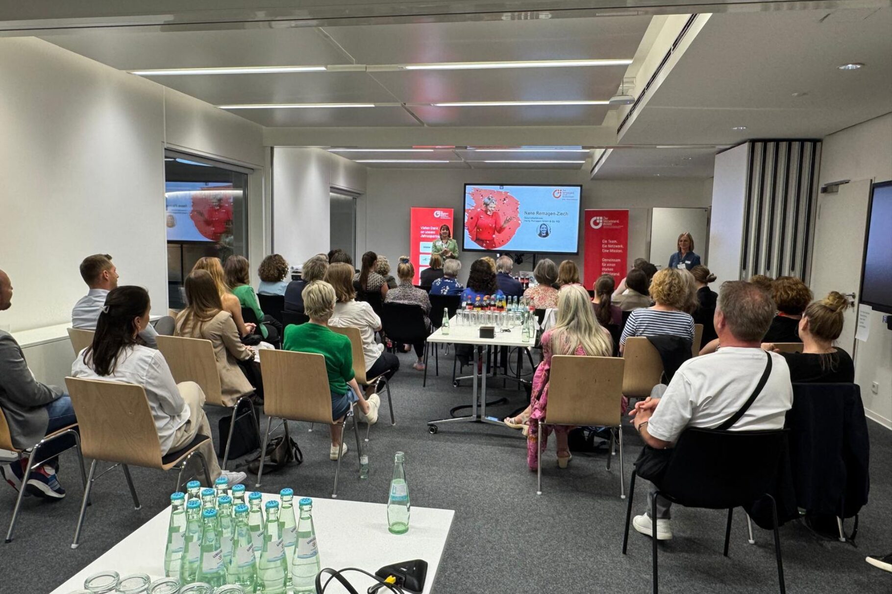 Gruppe im Veranstaltungsraum von hinten