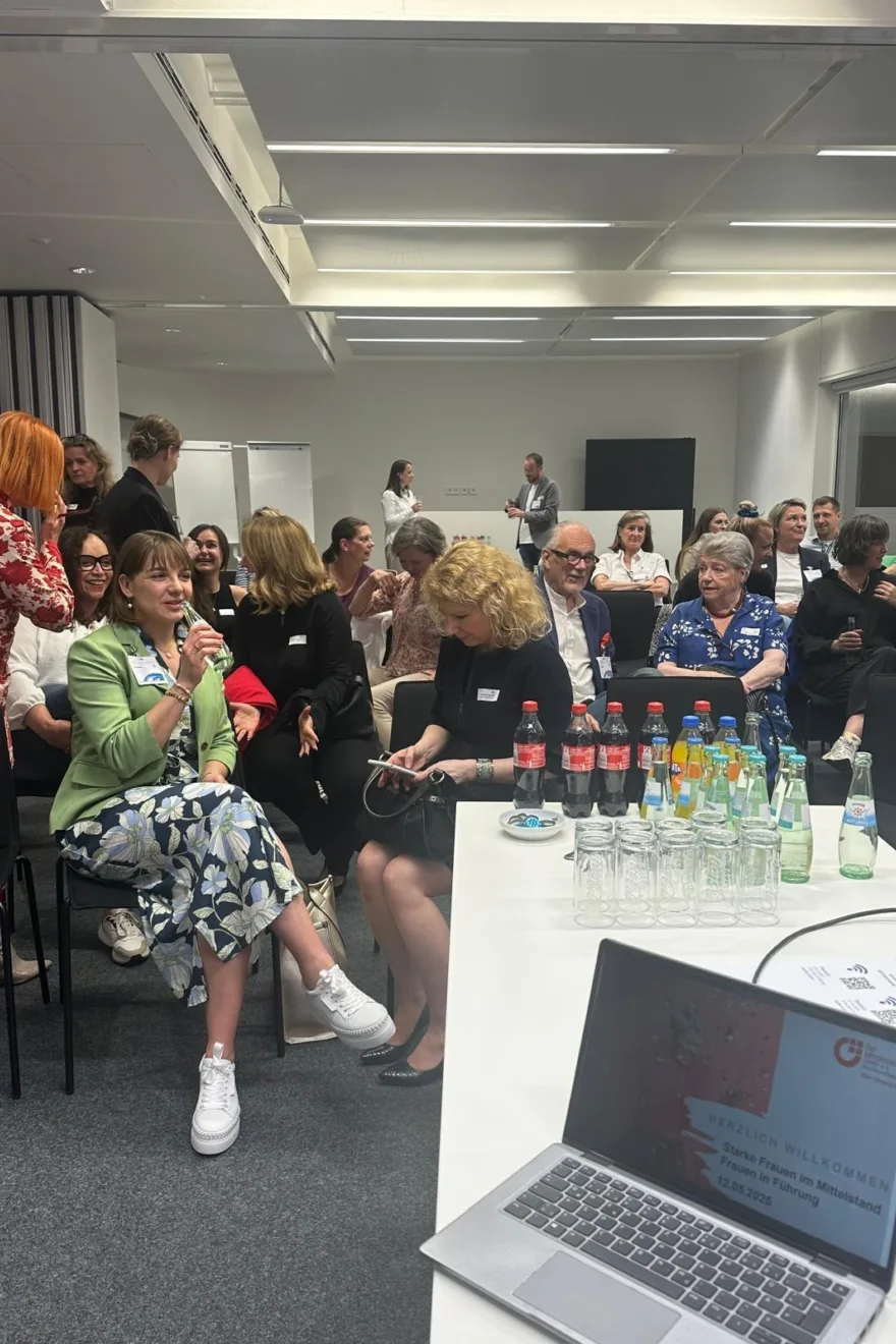 Veranstaltungsraum mit Gästen