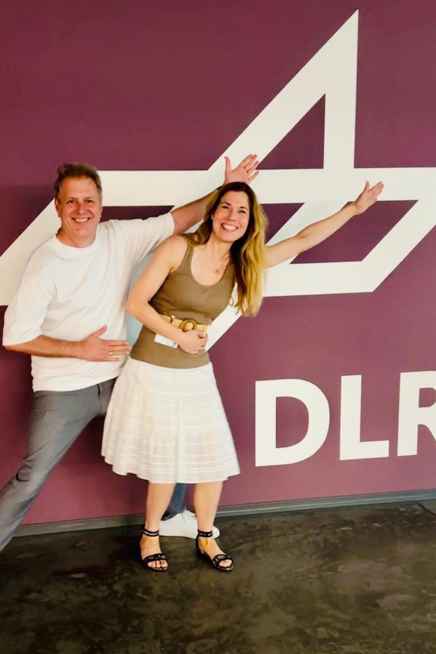 Zwei Gäste vor DLR Logo