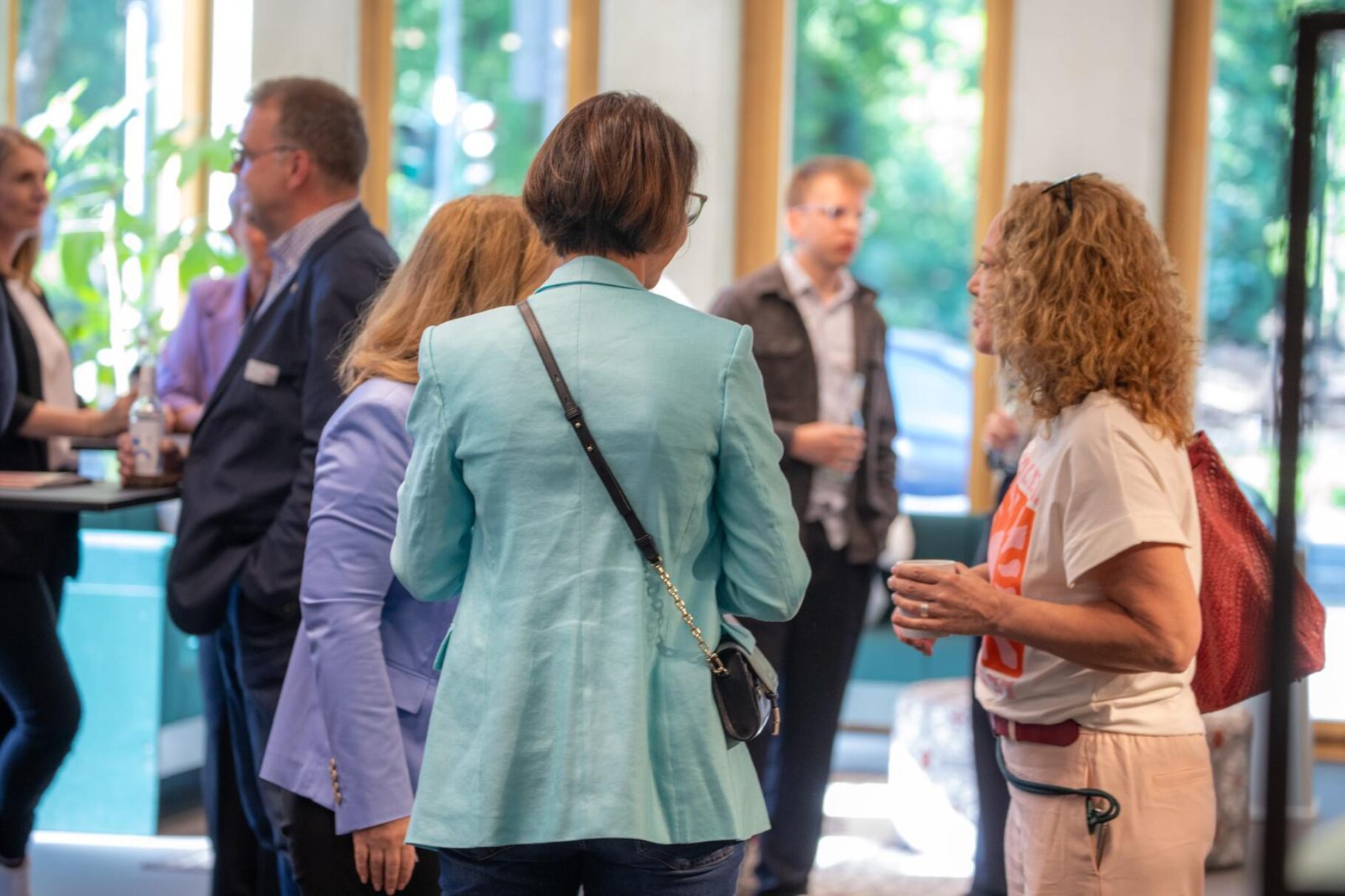 Gäste unterhalten sich miteinander