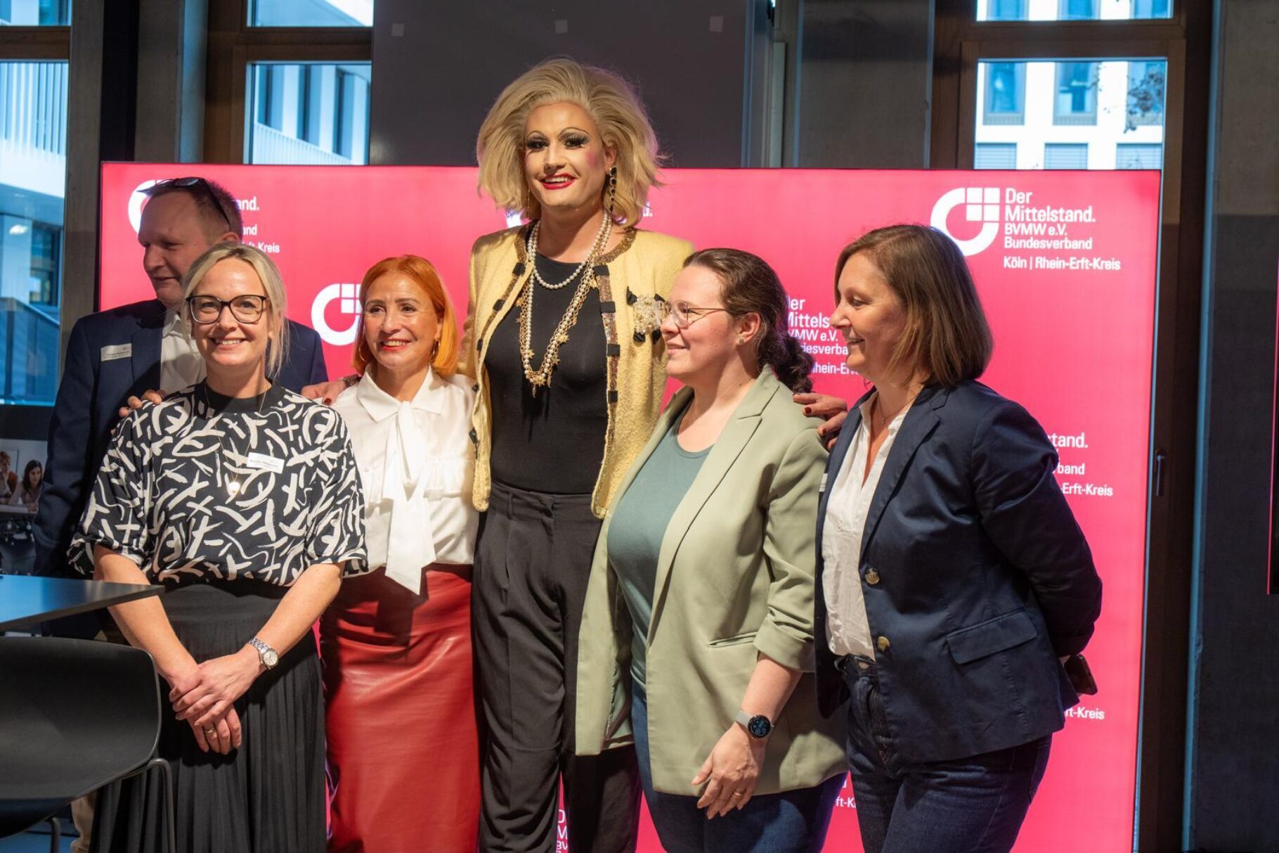 Meryl mit Gästen auf der Bühne und Margit Schmitz