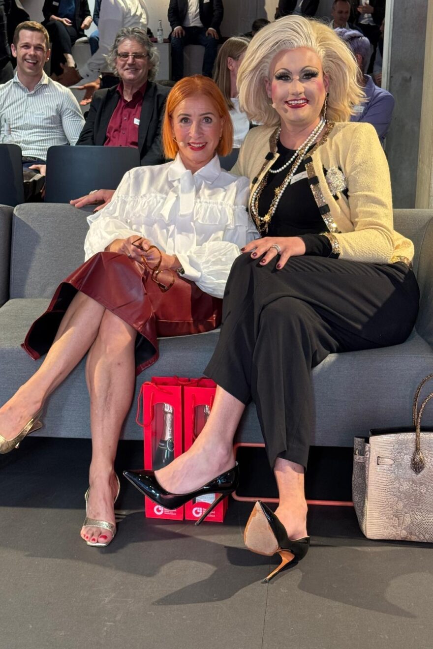 Margit und Meryl Deep sitzen nebeineinander