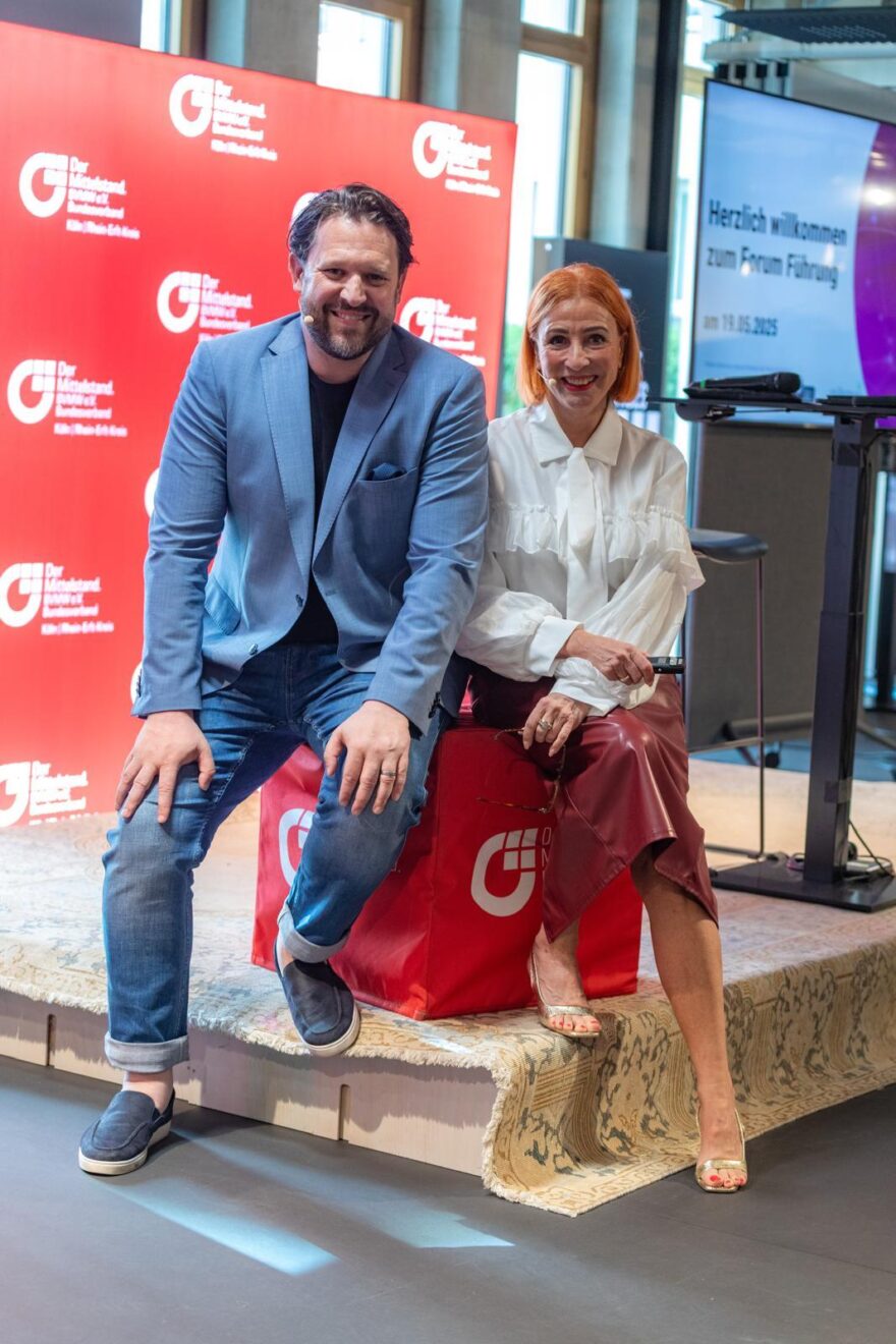 Margit und Sebastian Berg sitzen nebeneinander