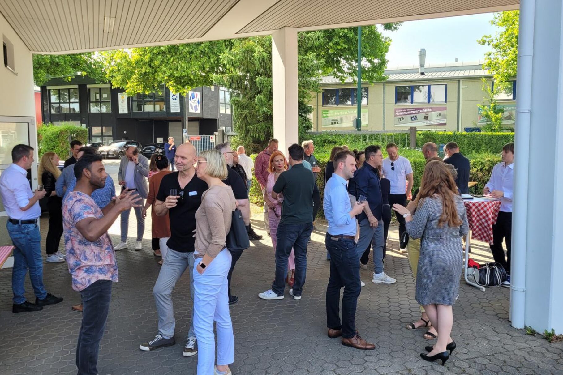 Teilnehmer beim connecten und snacken draußen