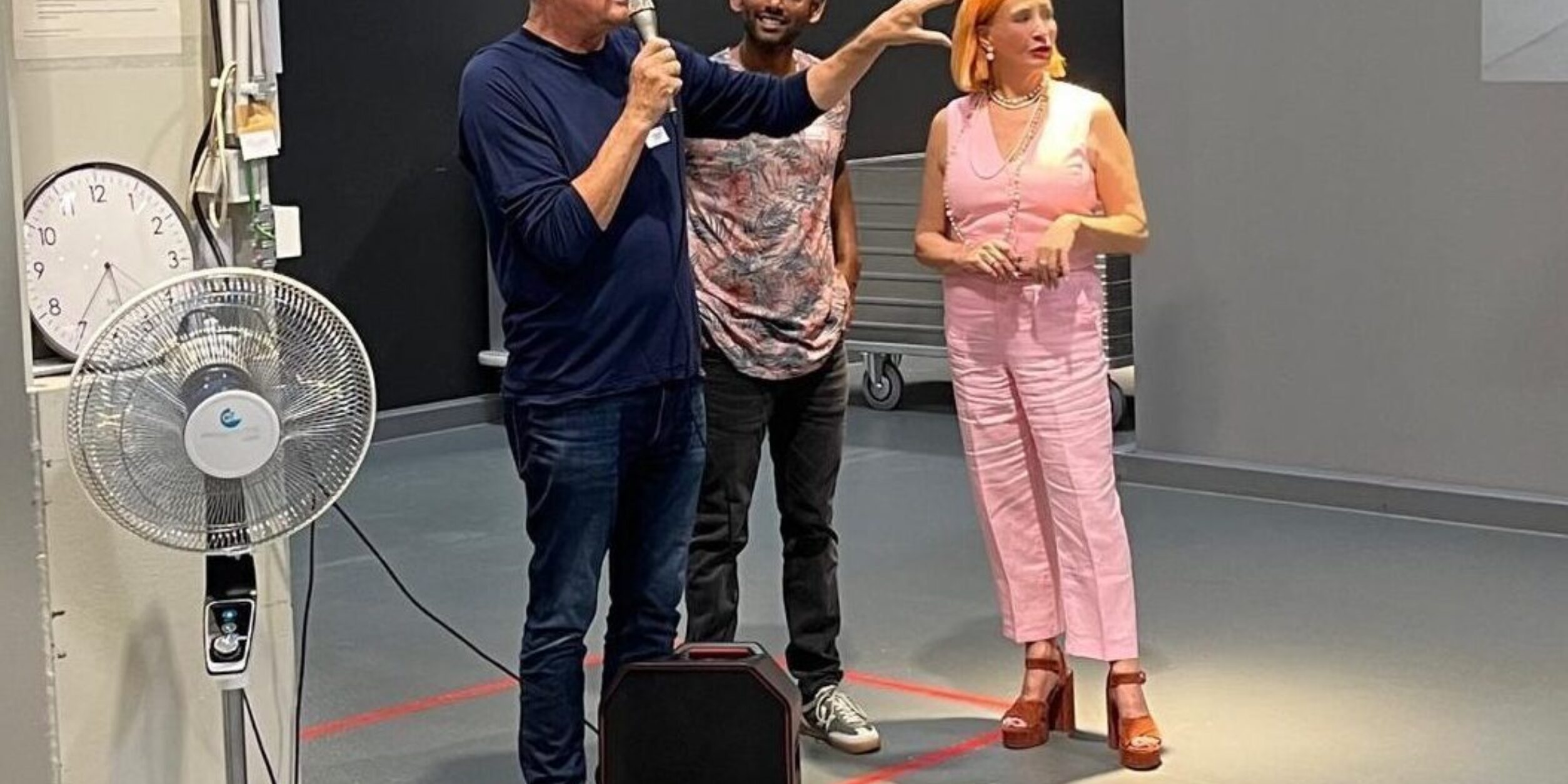 Margit Schmitz und zwei Gäste in der Halle