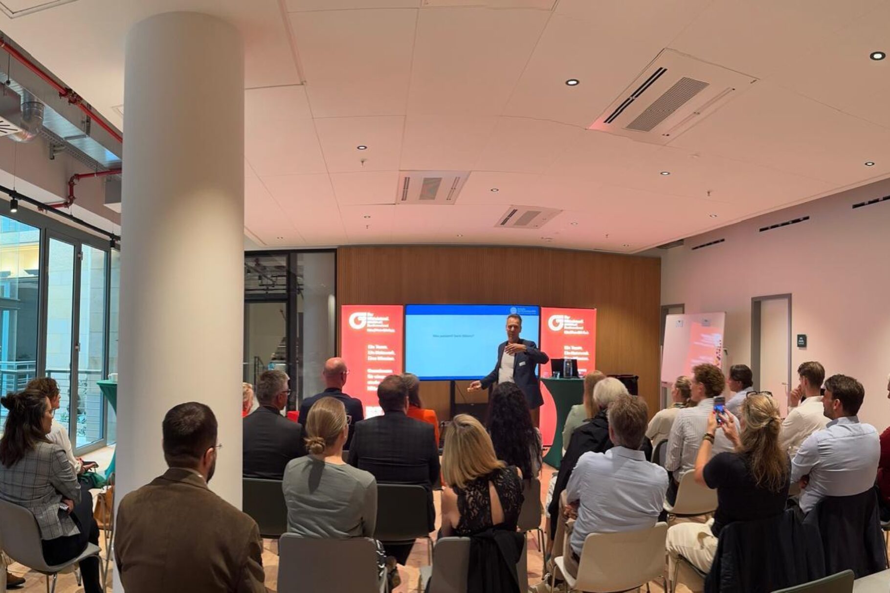 Publikum mit Blick auf die Bühne