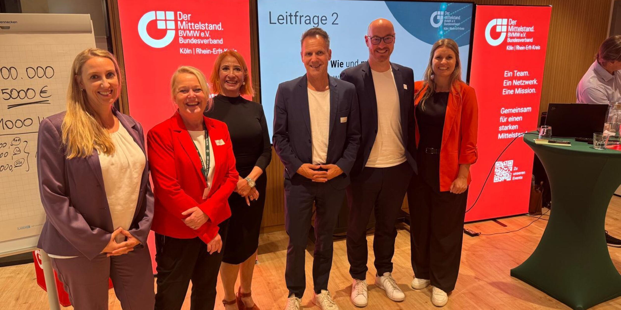 Referenten und Gastgeber auf der Bühne