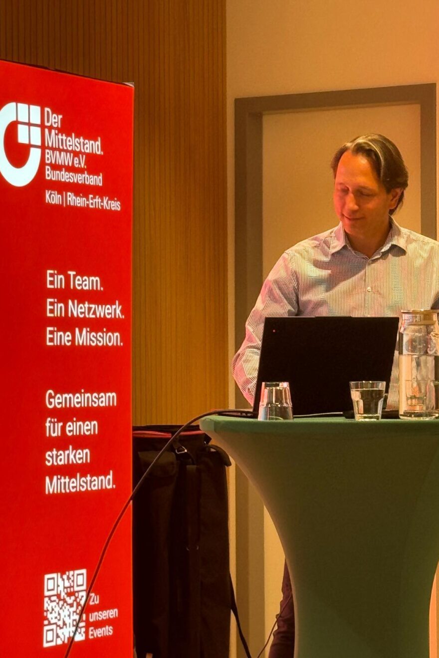 Stefan Ostrowski am Laptop