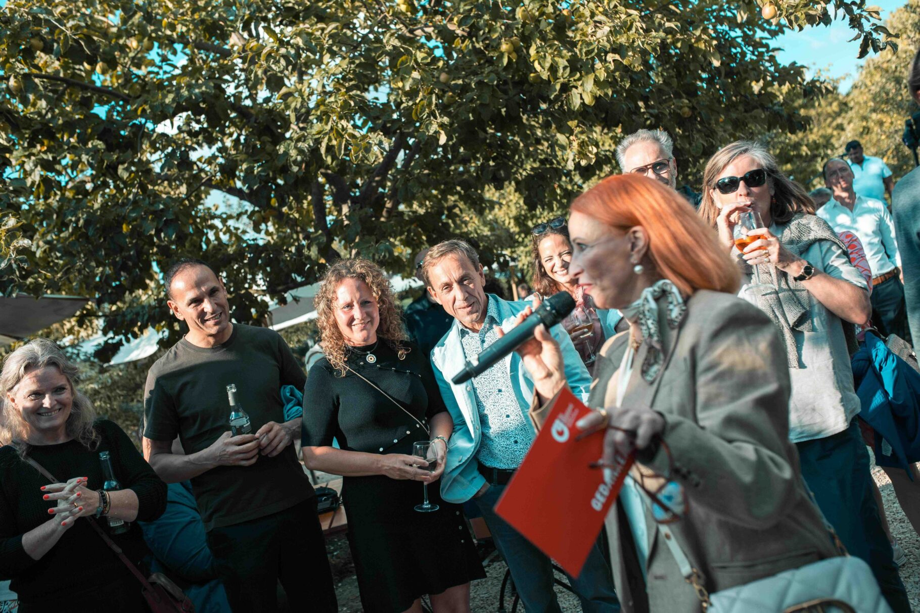 Margit spricht vor Gästen