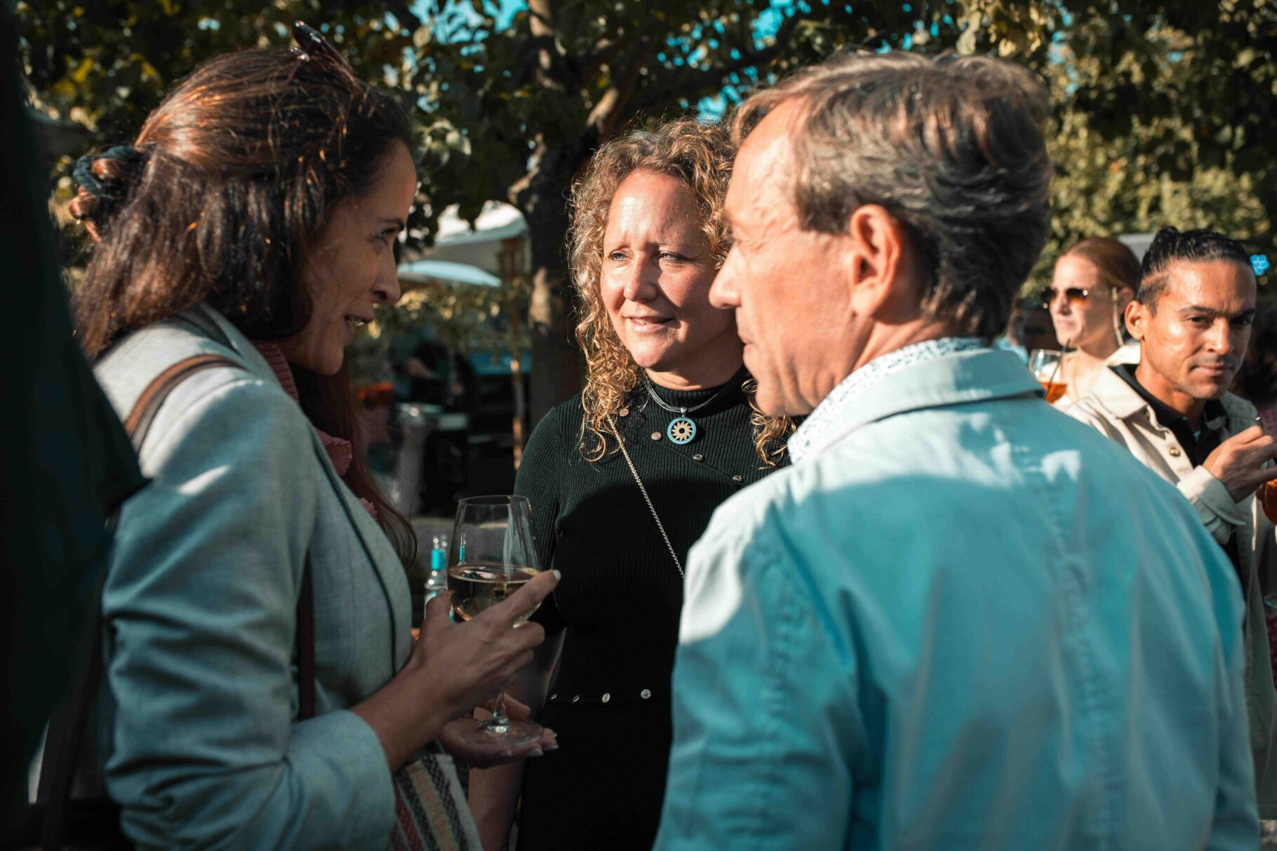 Drei Gäste im Gespräch