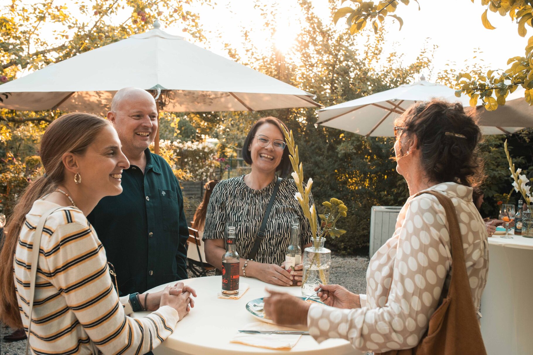Gäste am Tisch im Gespräch