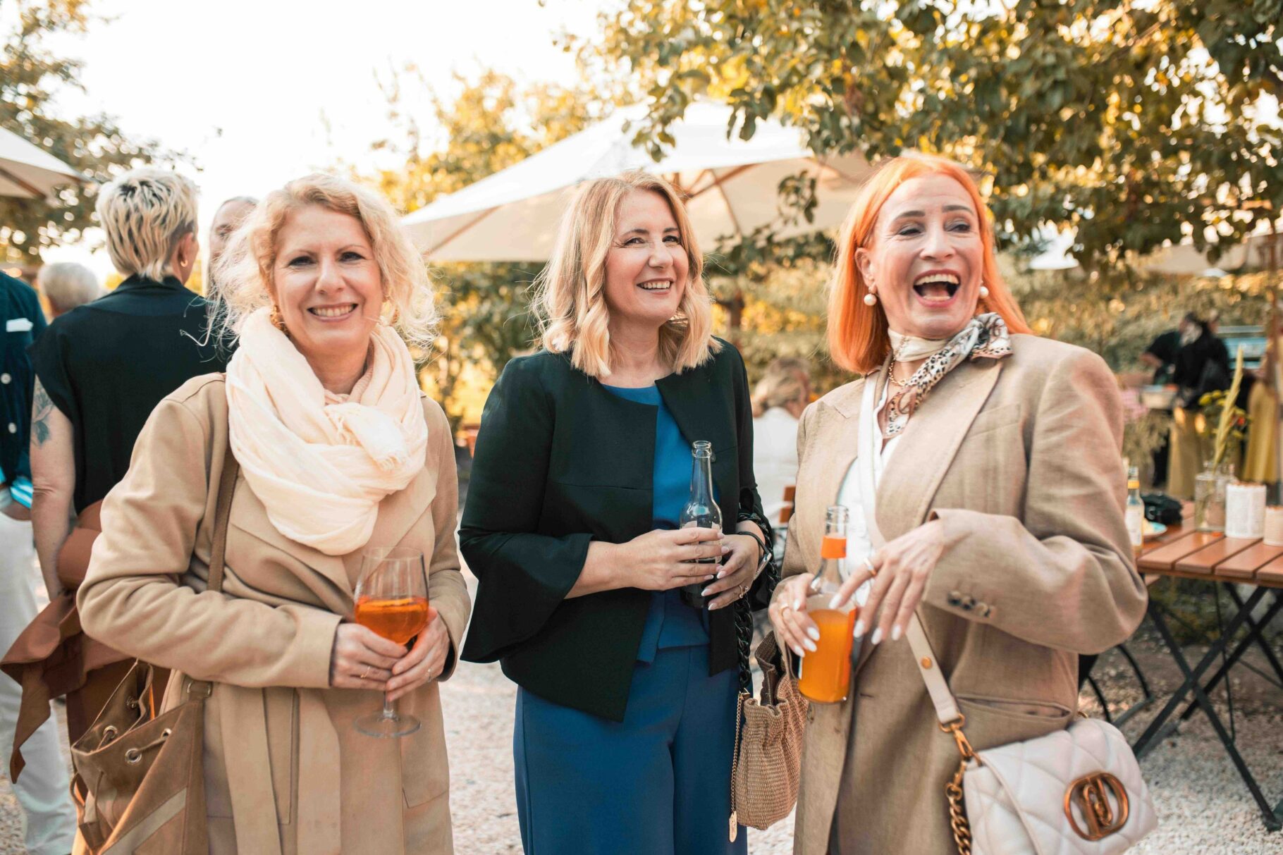 Margit mit zwei Gästen