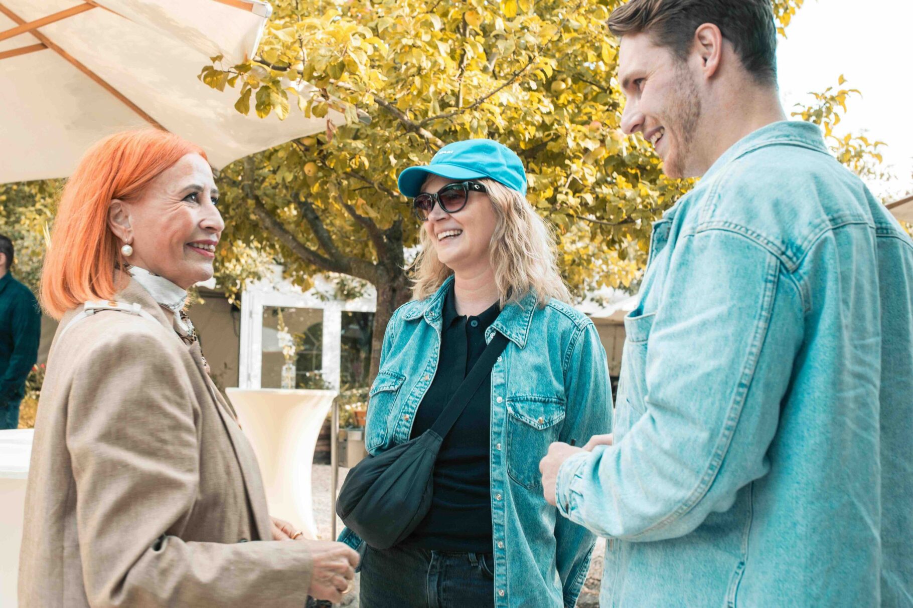 Margit mit zwei Gästen