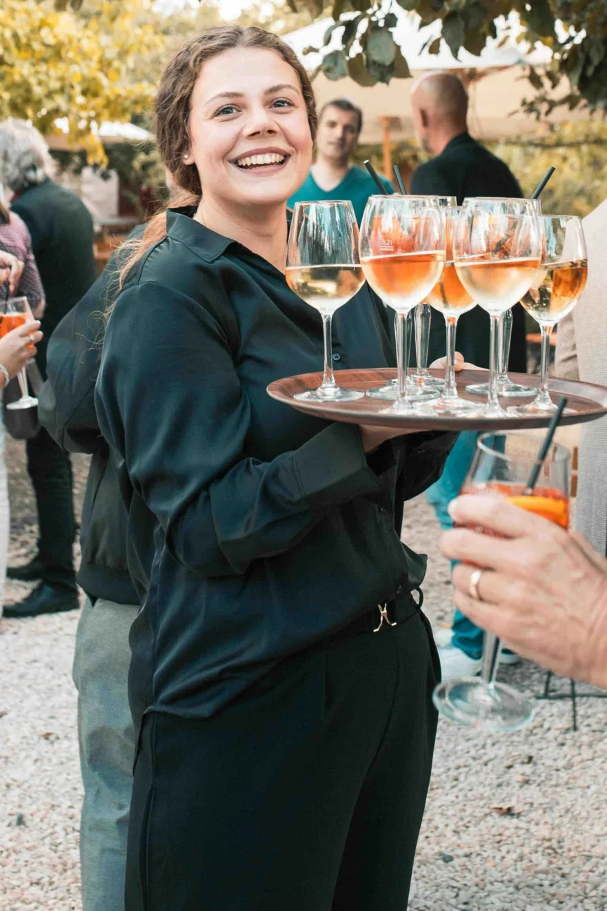 BVMW Sommerfest Kellnerin mit Aperol