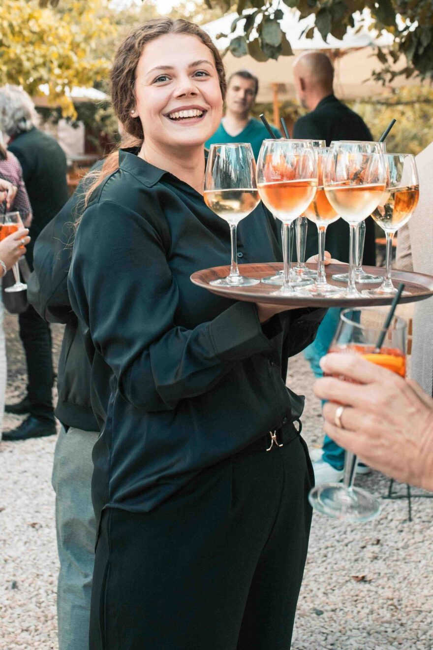 BVMW Sommerfest Kellnerin mit Aperol