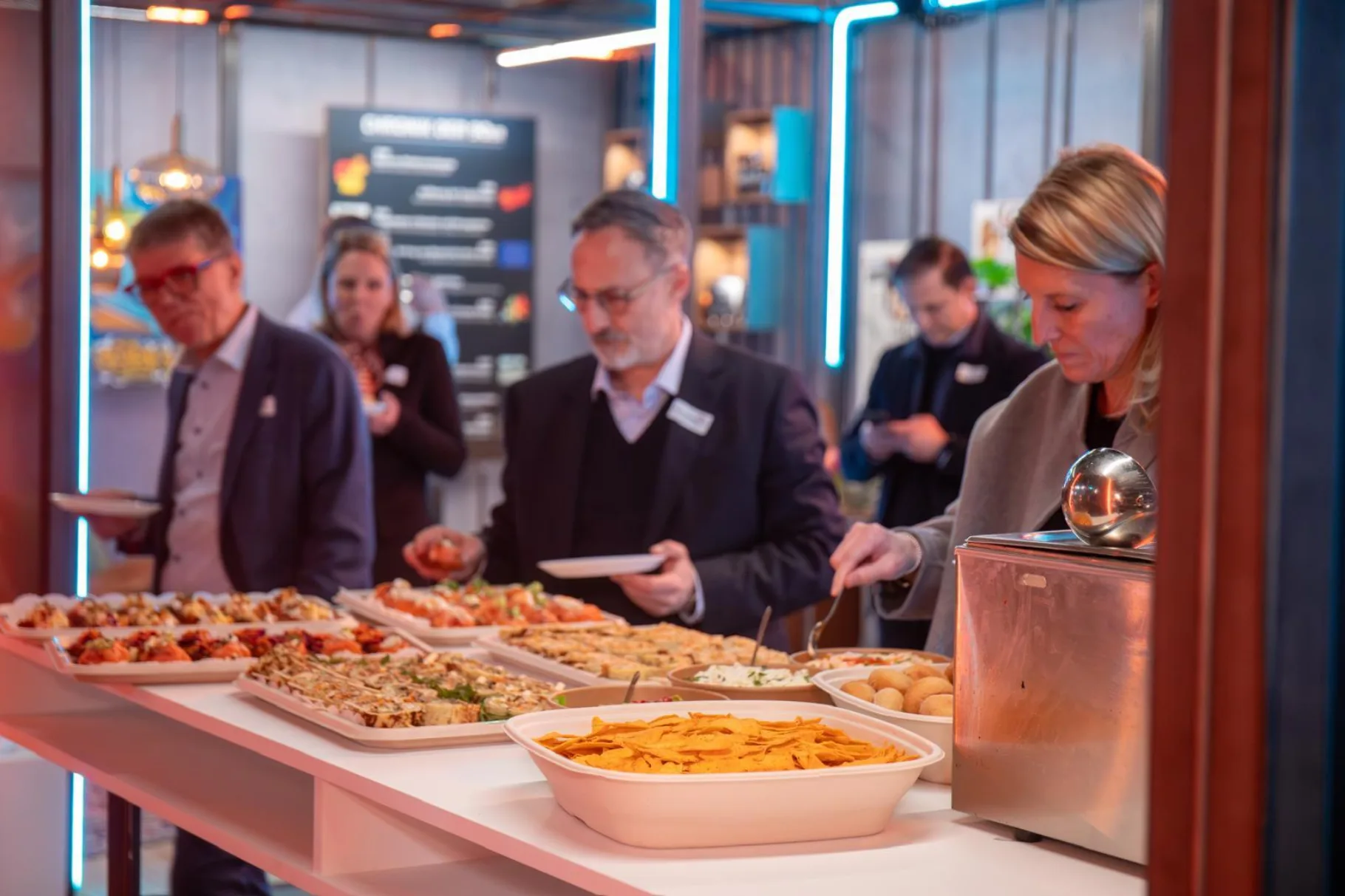 Gäste beim Buffet
