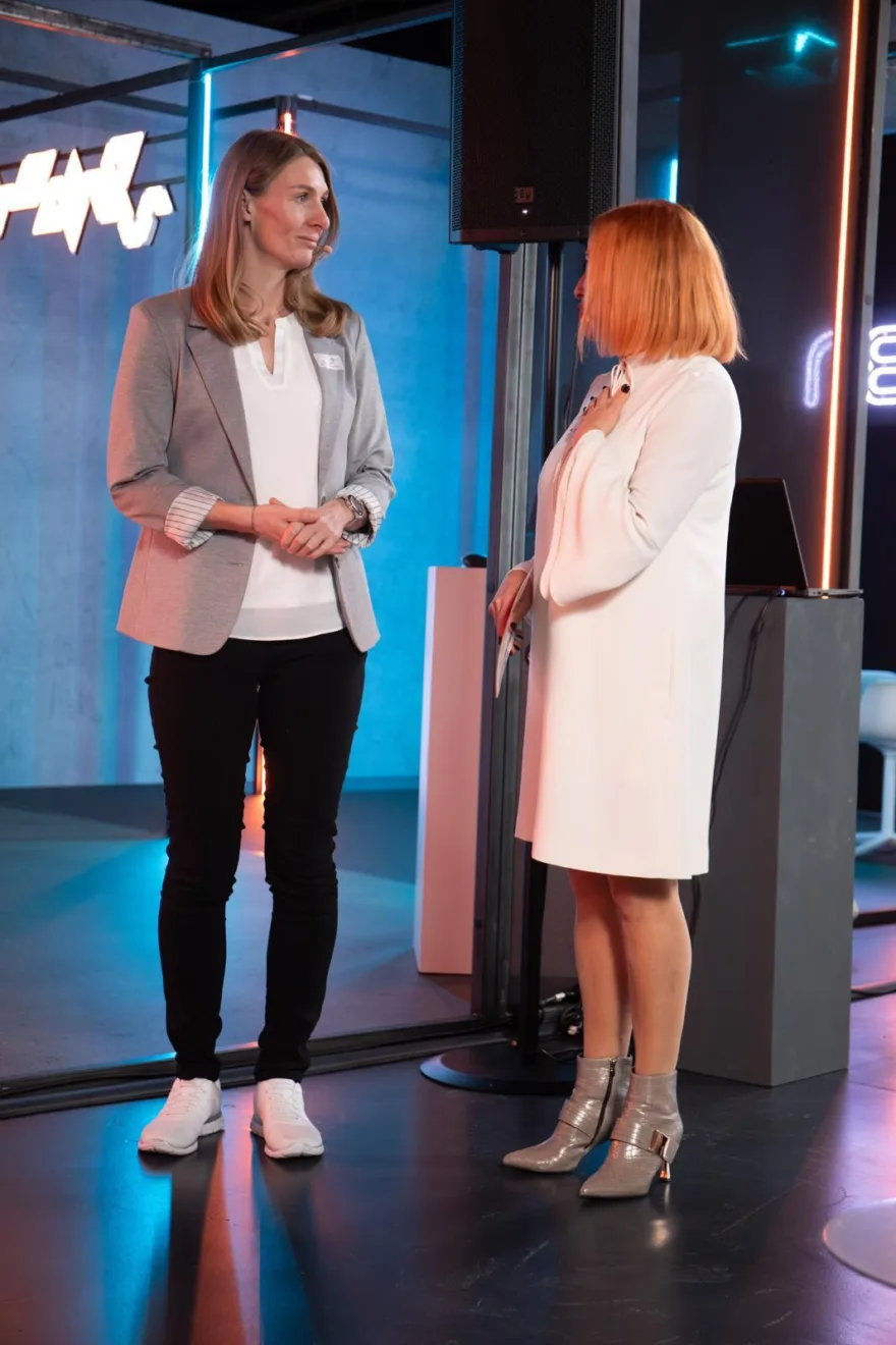 Margit auf der Bühne mit Sarah