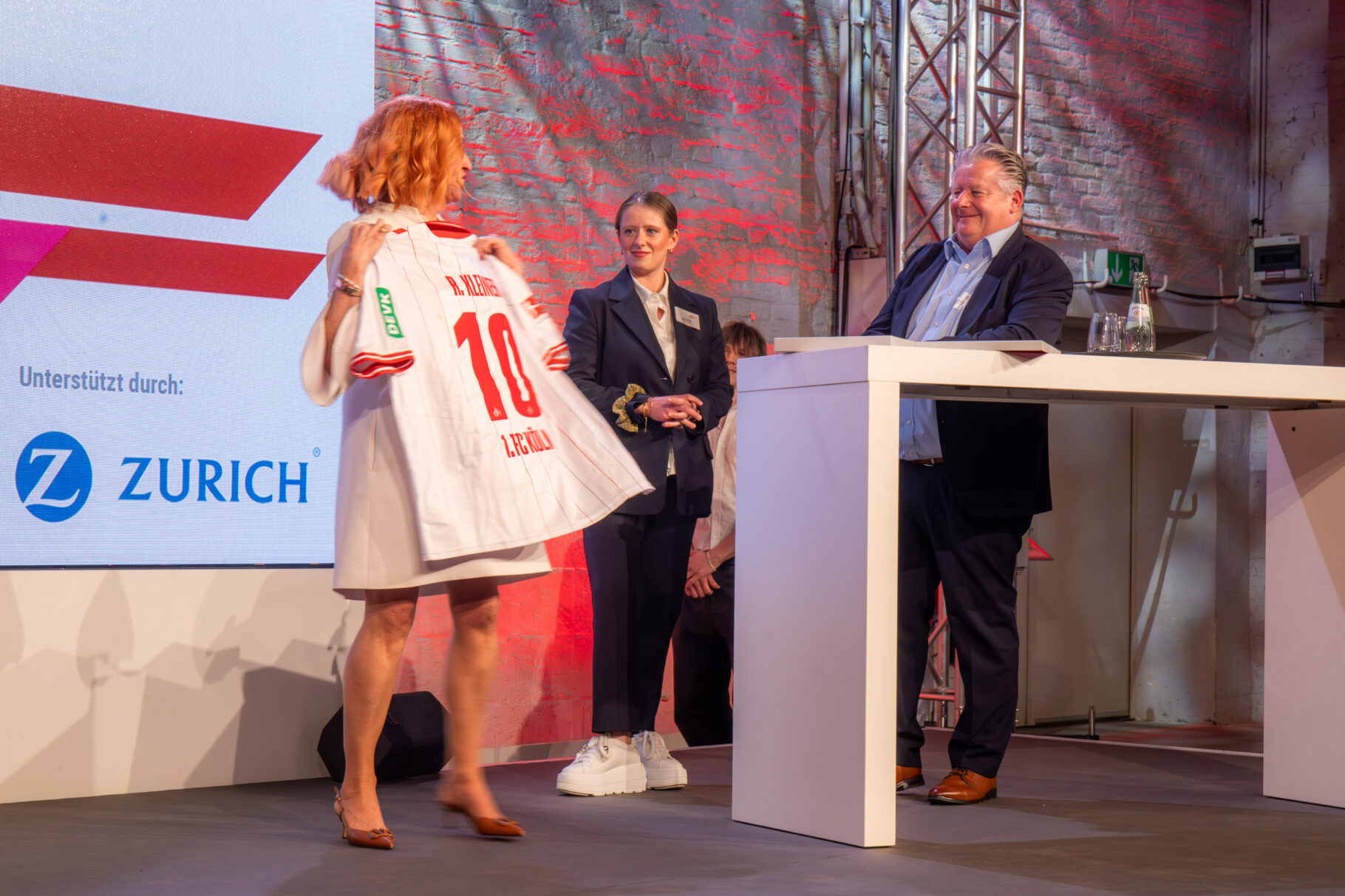 Geschenkübergabe Minimax