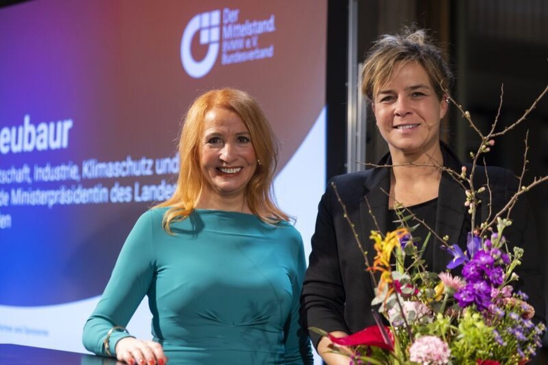 Margit Schmitz mit Mona Neubaur