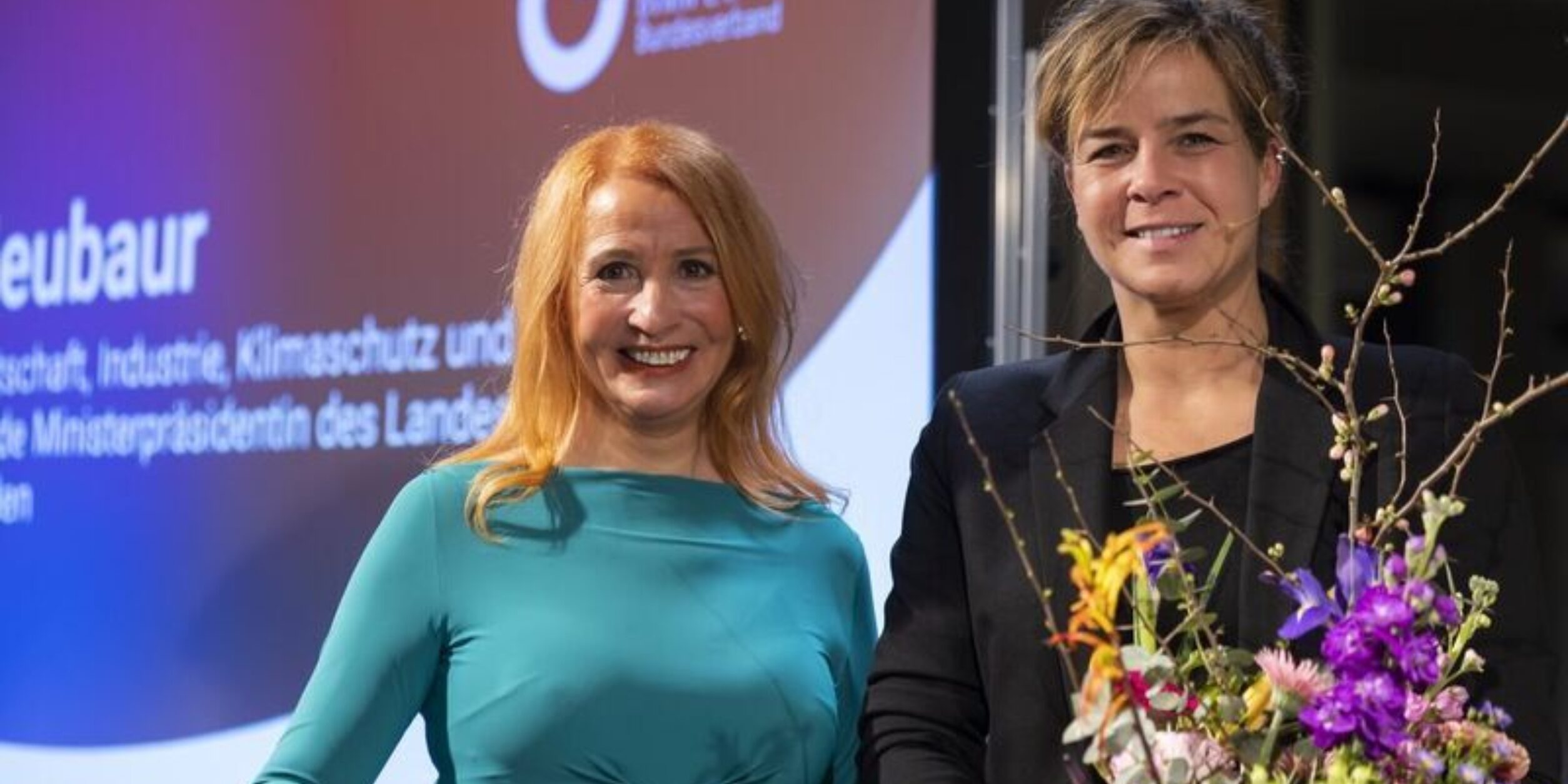 Margit Schmitz mit Mona Neubaur