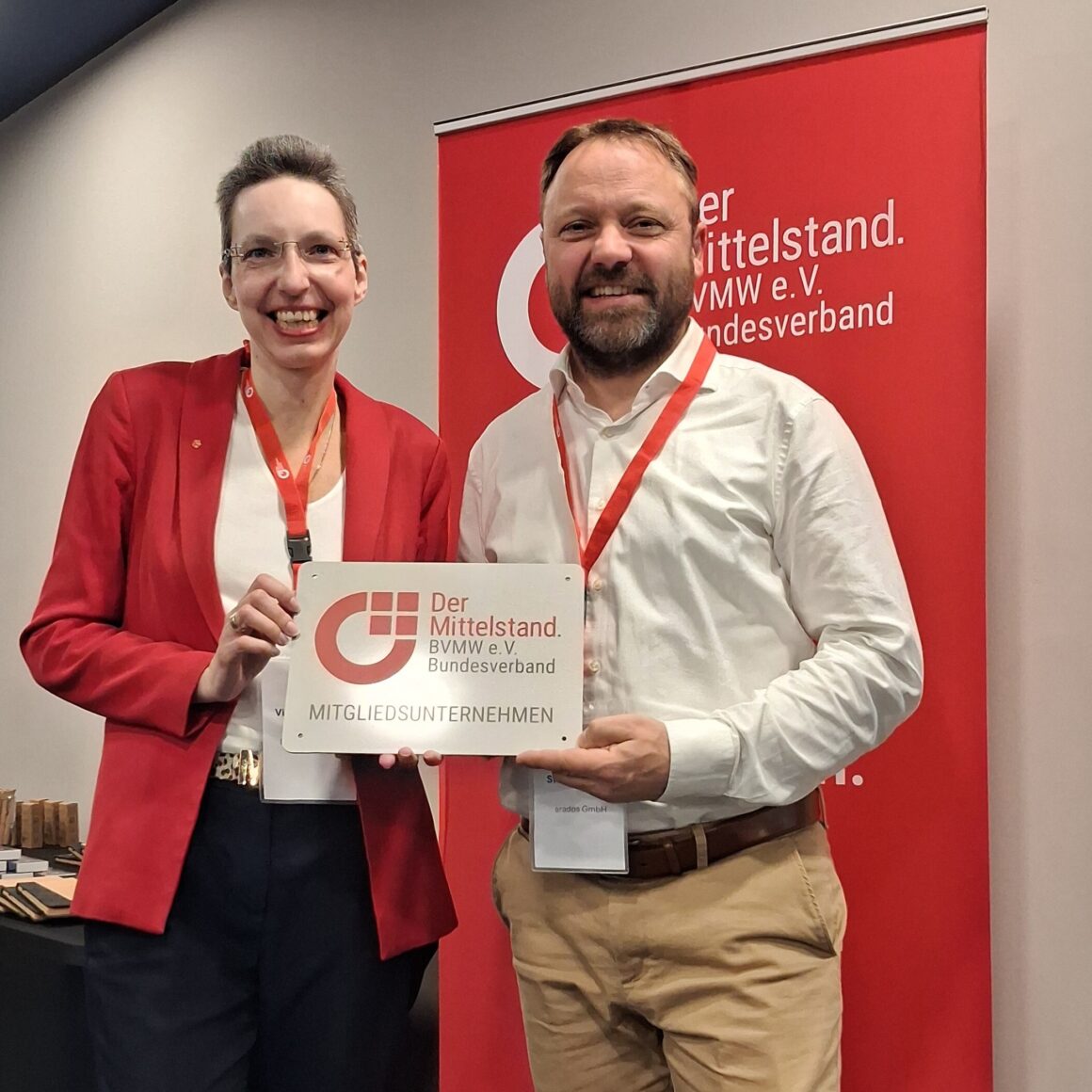 Übergabe Mitgliedstafel arados