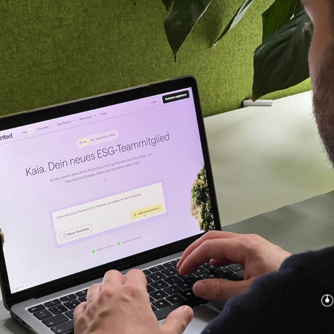 Foto: Gründer Jan Borchert bedient AI Co-Pilotin Kaia