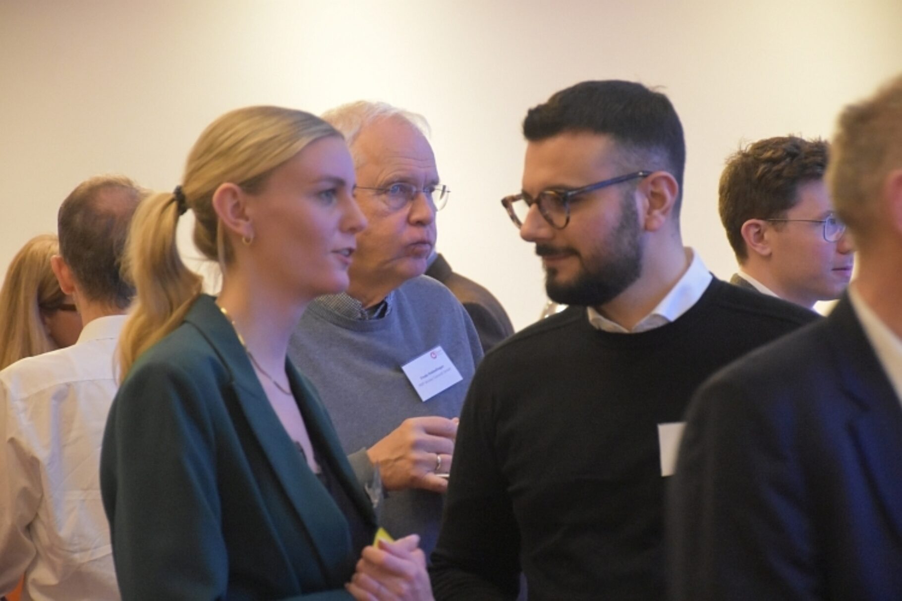 Bild In Menge Frau In Grün