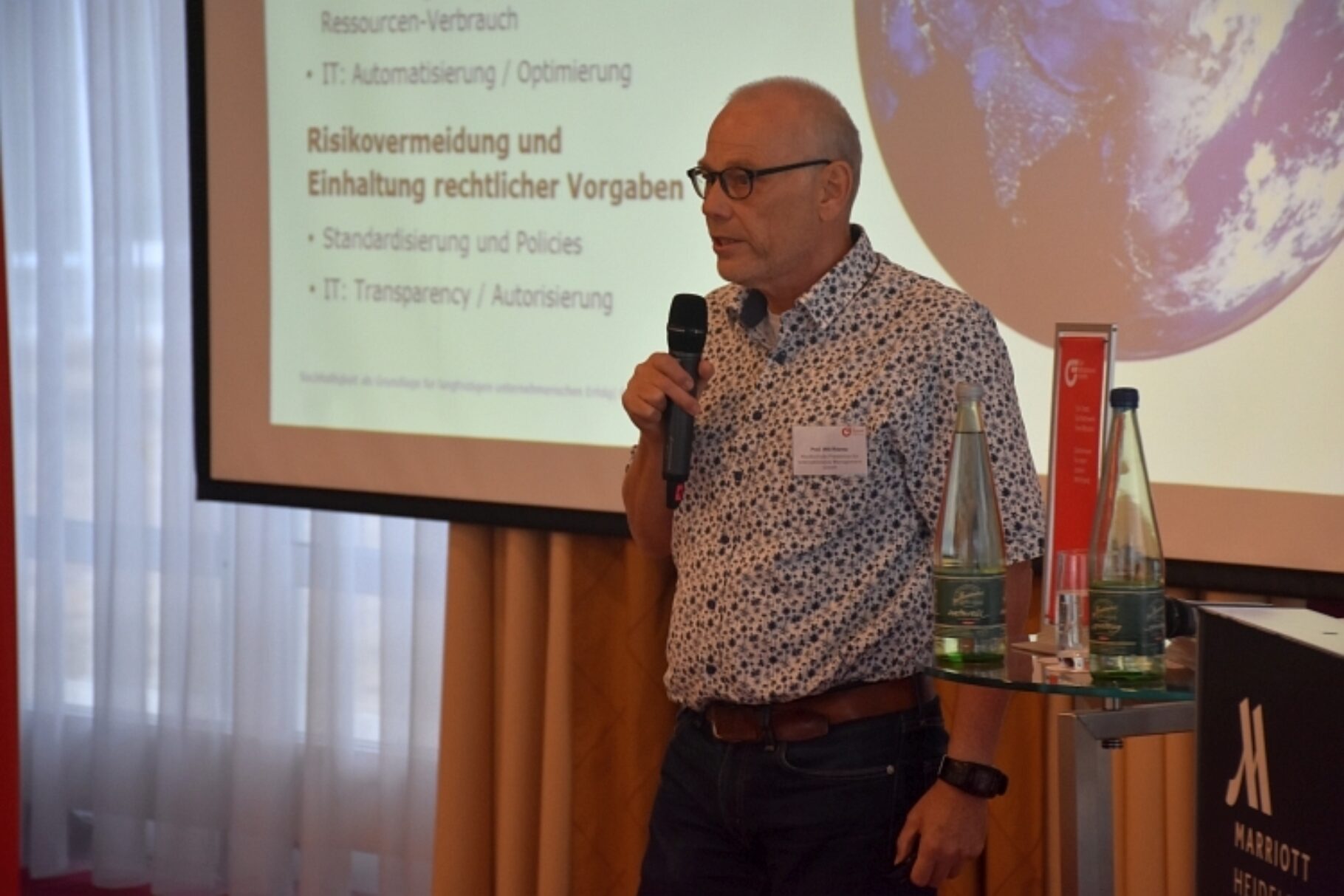 Prof. Dr. Will Ritzrau präsentiert