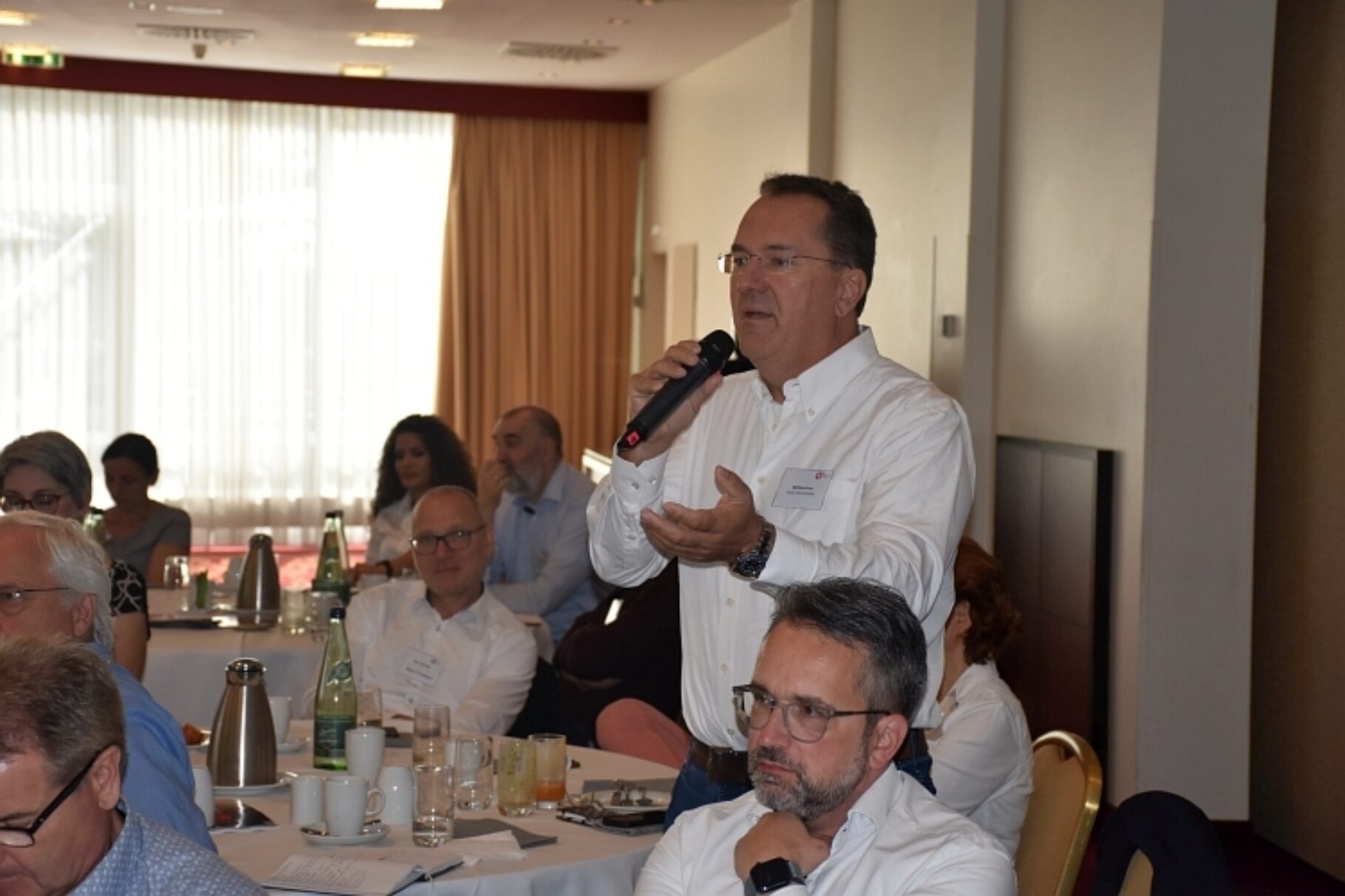 Gast der Frage stellt