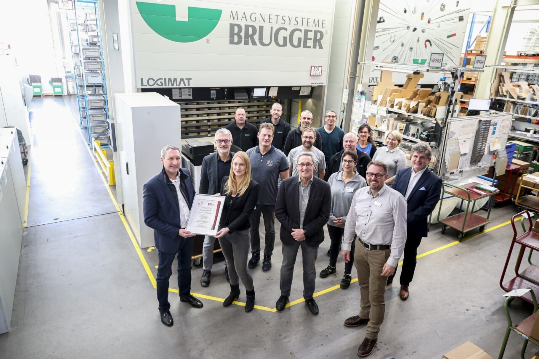 Volker Goerz, BVMW-Beauftragter des Verbandes Rottweil und Schwarzwald-Baar-Kreis, übergibt das silberne Siegel „Attraktiver Arbeitgeber“ an den Geschäftsführer des Magnetespezialisten, Thomas Brugger, sowie Eva-Maria Rapp