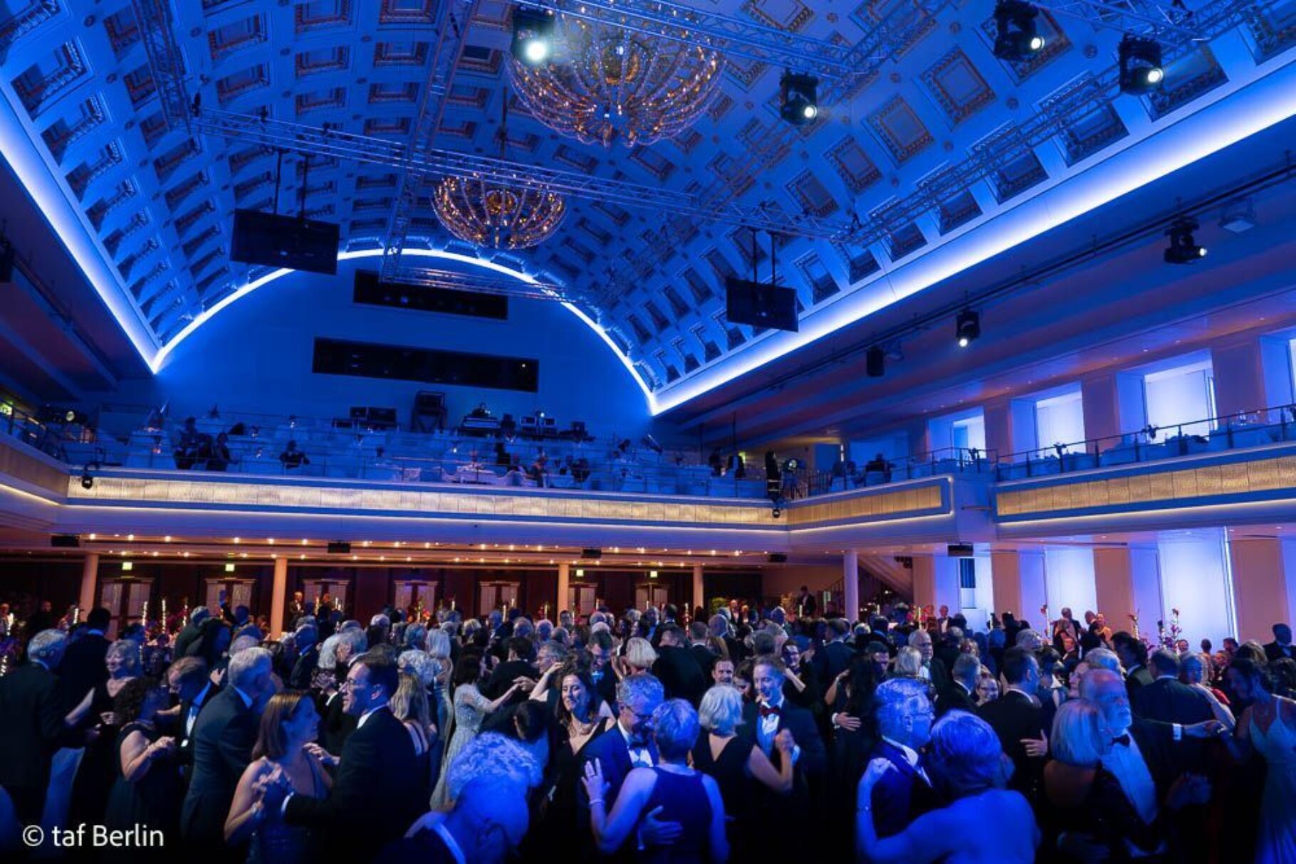 Gefüllte Veranstaltungshalle im Kurhaus Baden-Baden
