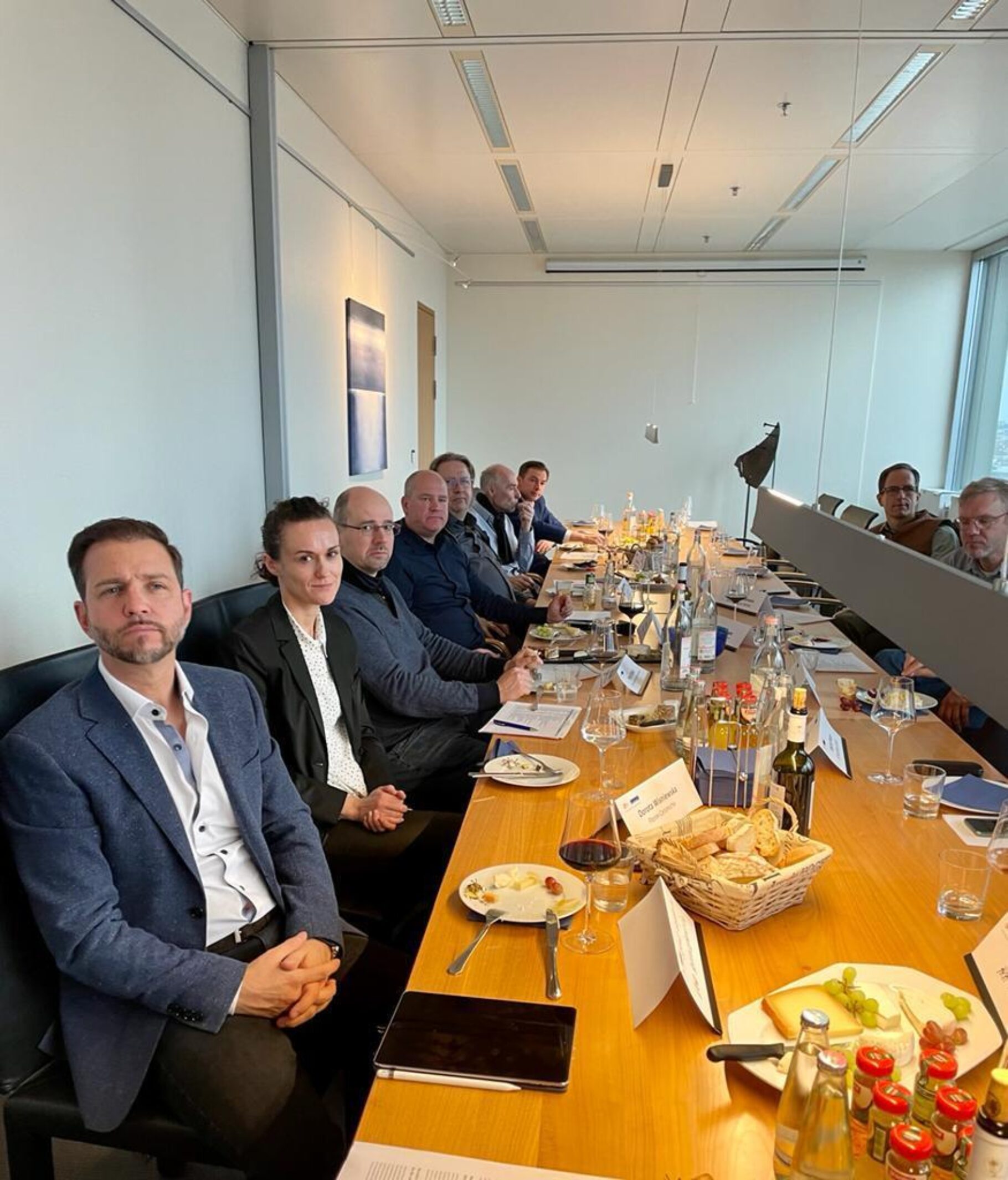 am Tisch zuhören Vortrag