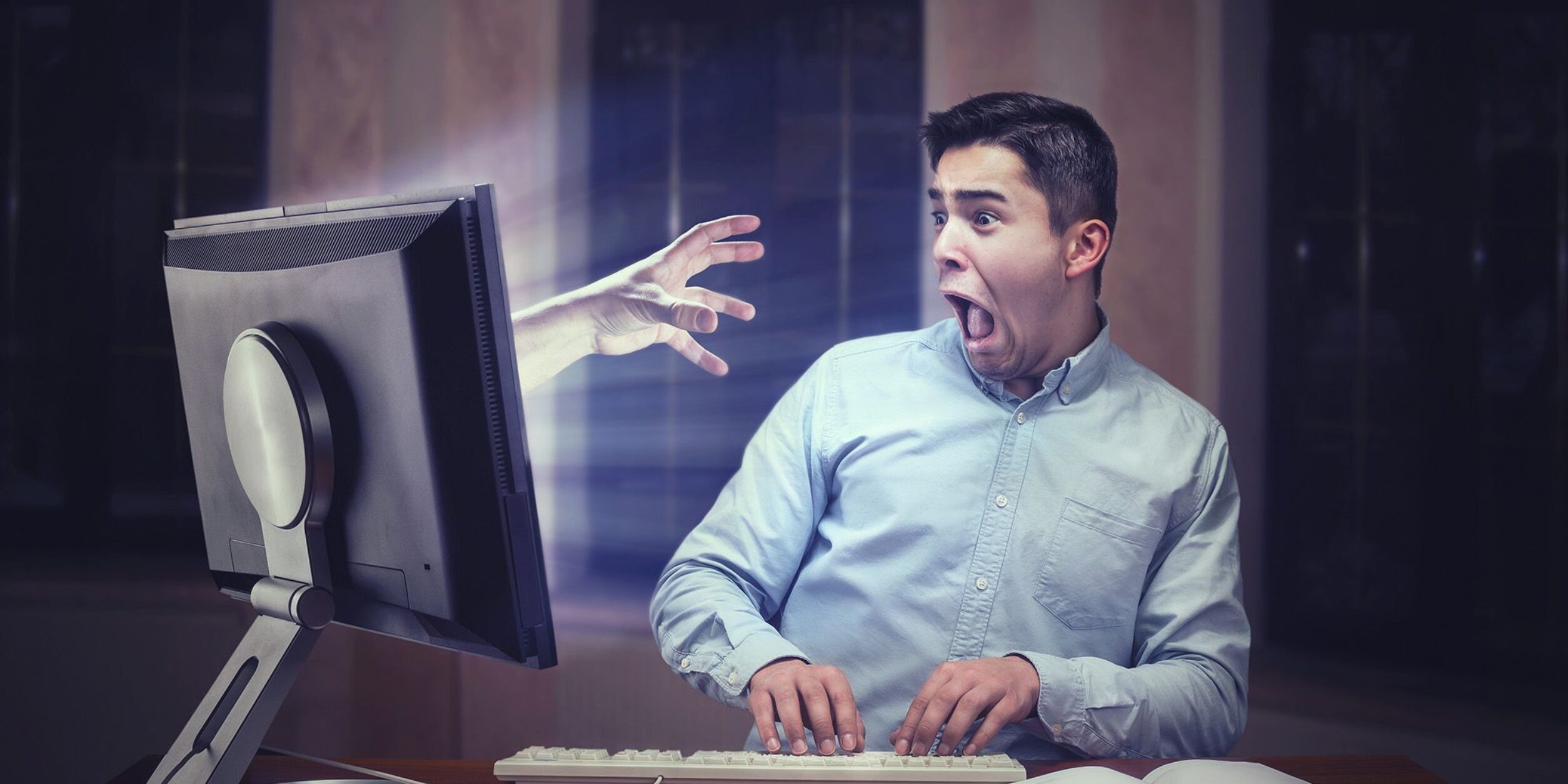 Foto (ki-generiert) von Nomad_Soul - Adobe Stock: Hand erschreckt aus dem Bildschirm heraus einen Mann