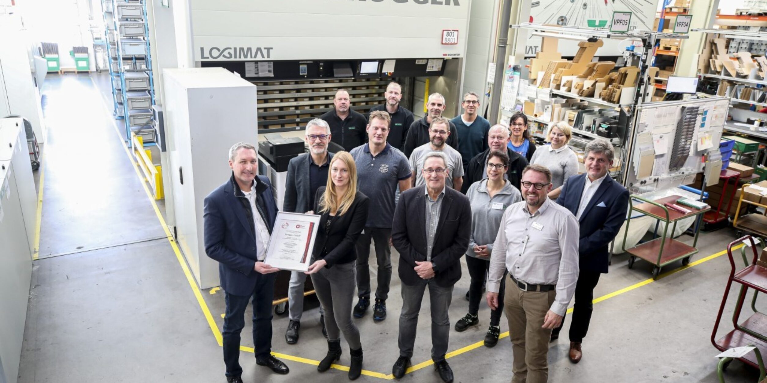 Volker Goerz, BVMW-Beauftragter des Verbandes Rottweil und Schwarzwald-Baar-Kreis, übergibt das silberne Siegel „Attraktiver Arbeitgeber“ an den Geschäftsführer des Magnetespezialisten, Thomas Brugger, sowie Eva-Maria Rapp