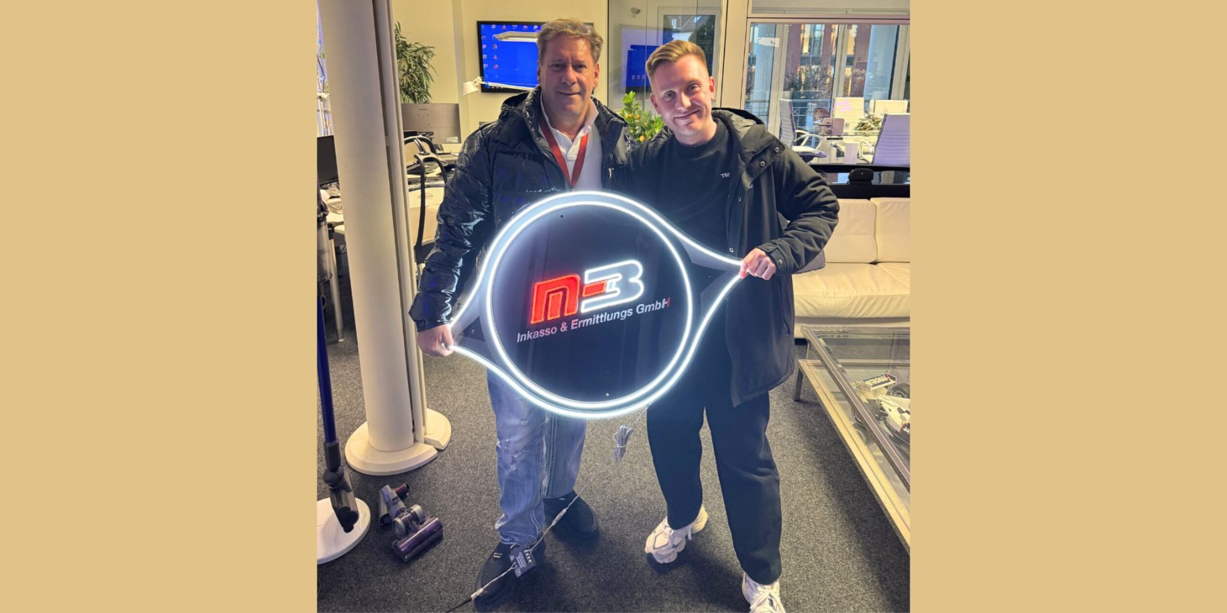 Foto: MB-Inkasso-Geschäftsführer Michael Brühmann (li) zusammen mit dem YouTuber Felix Michels / Tomatolix (re)