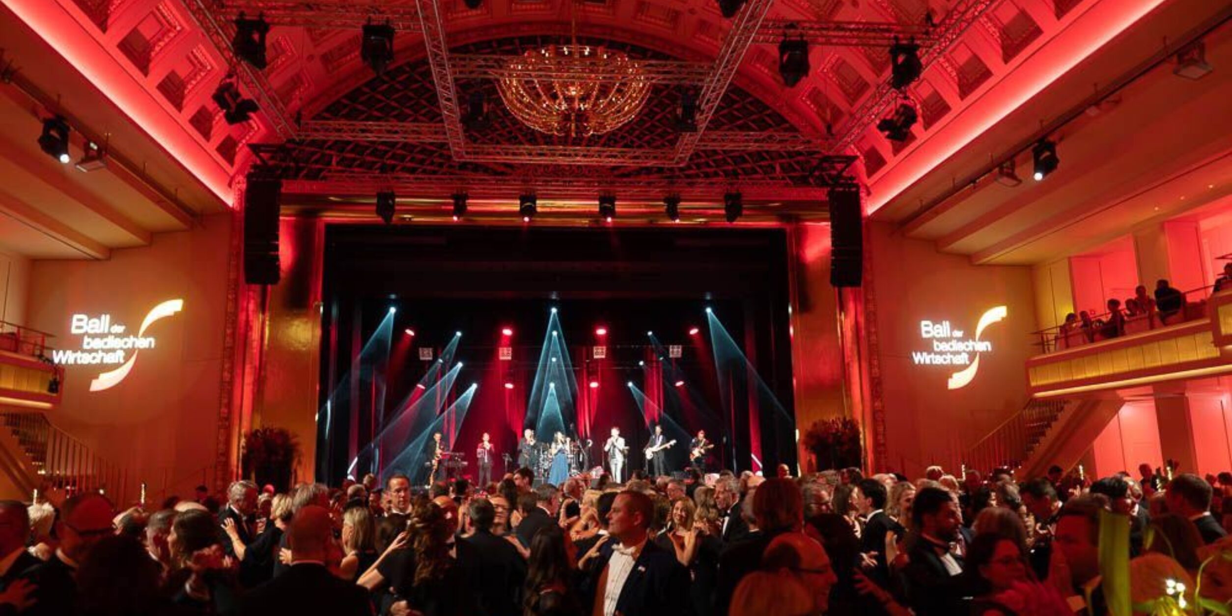 Gefüllte Veranstaltungshalle im Kurhaus Baden-Baden