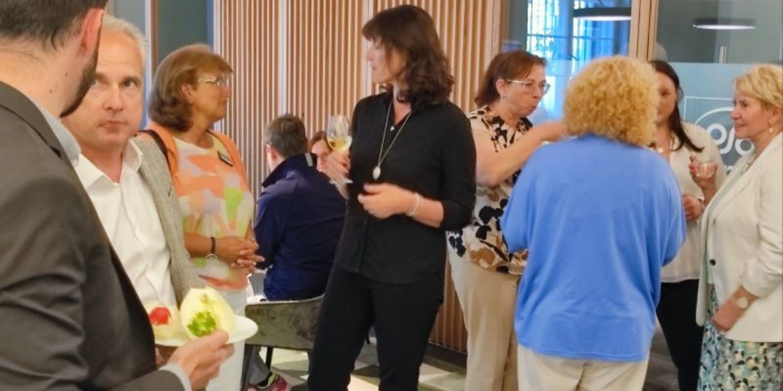 Menschen die sich mit einander vernetzen