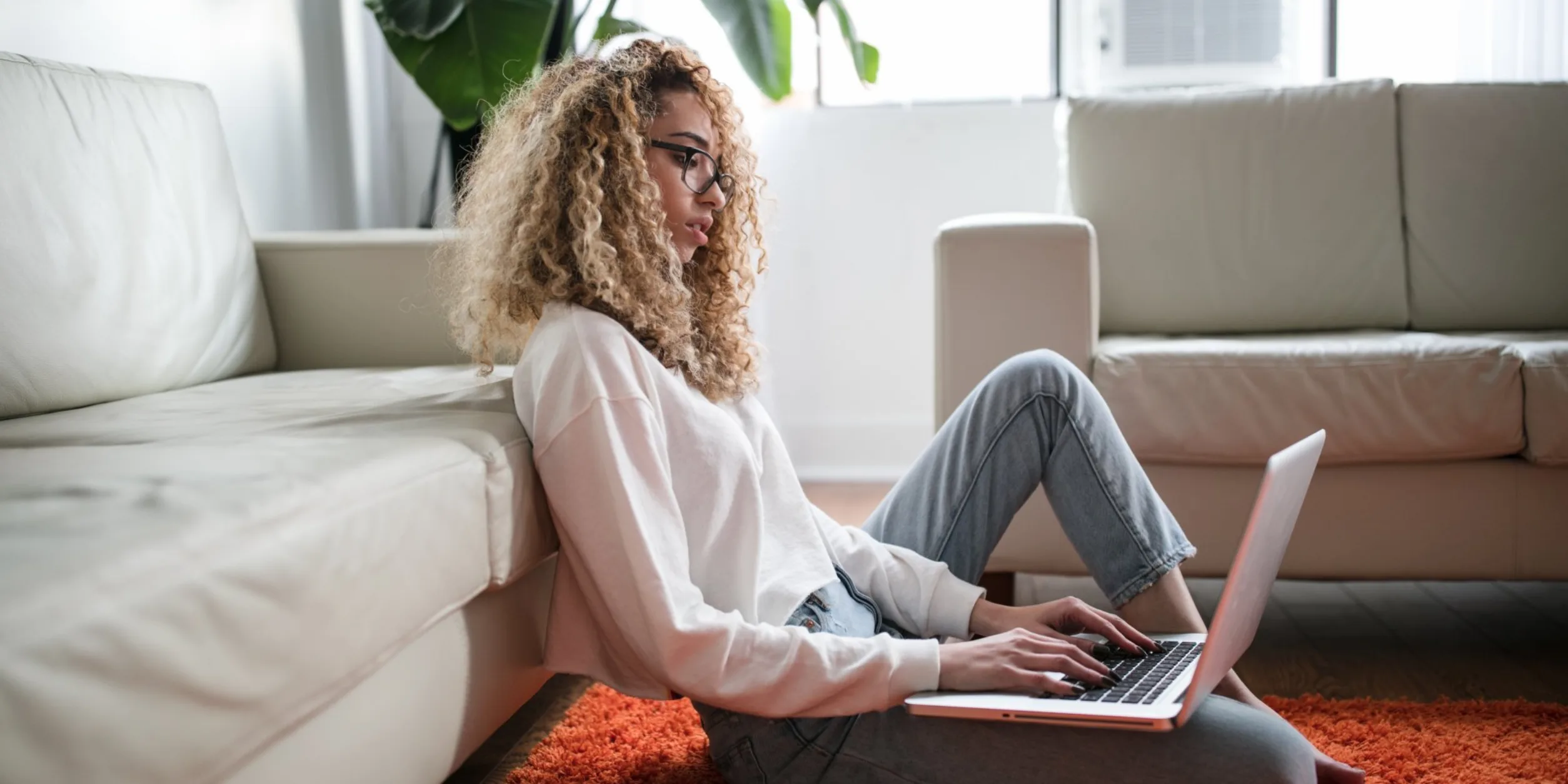 Homeoffice Laptop Couch 1920x1080 Foto Thought Catalog unsplash