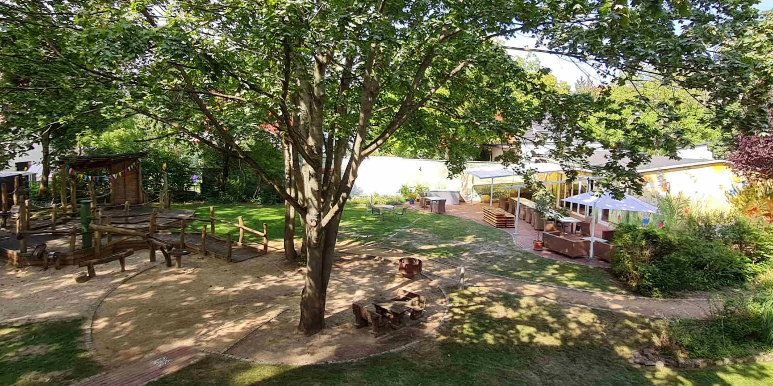 Blick auf den Garten des Sonnenhofs der Björn Schulz Stiftung