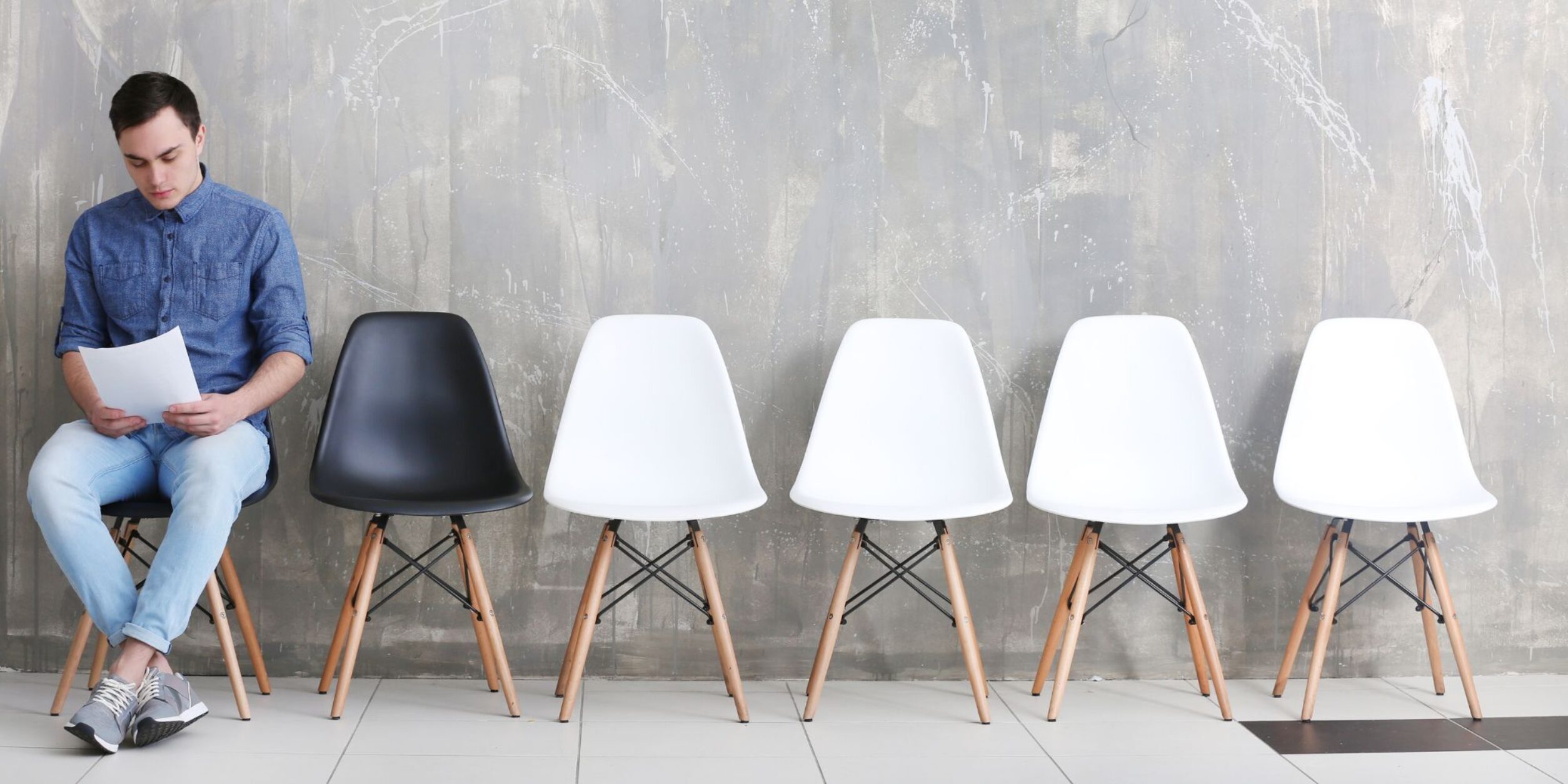 Ein Mann wartet als einziger Bewerber auf sein Bewebrungsgespräch