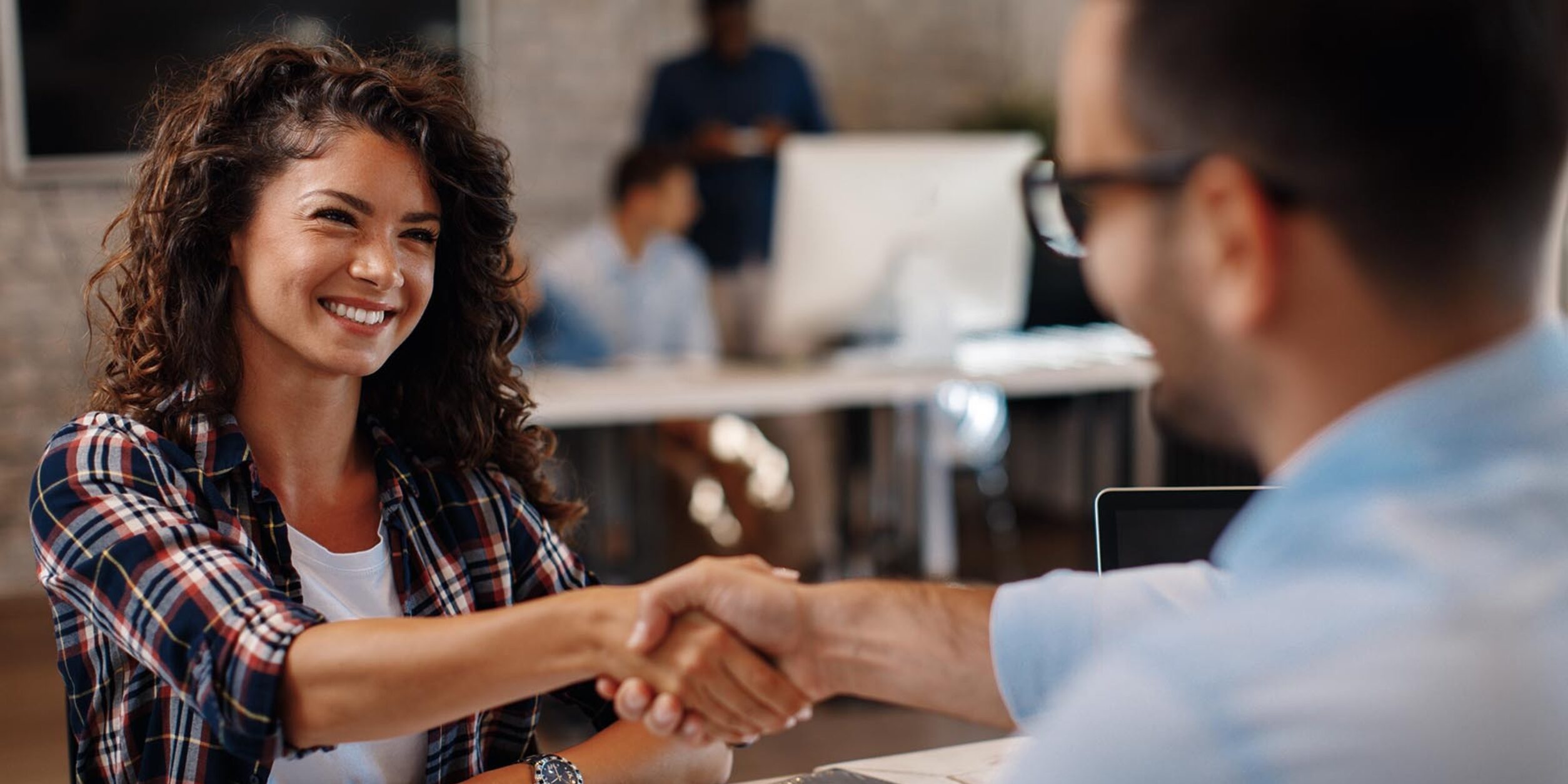 Bewerbungsgesgräch Vertrag handshake Bewerberin Manager