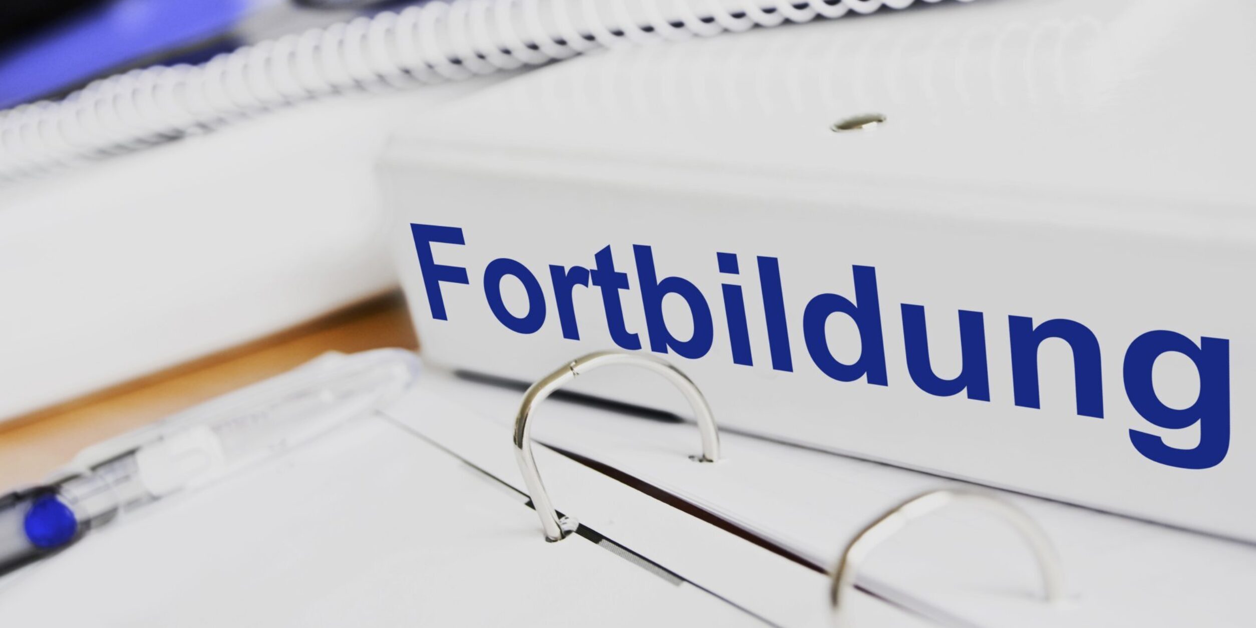 Fortbildung Ringordner 1920x1080 i Stock 1175287731