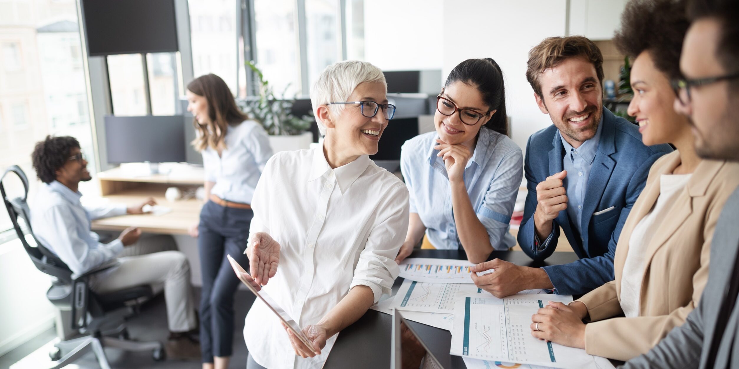 Gruppe von diversen Personen am arbeitsplatz