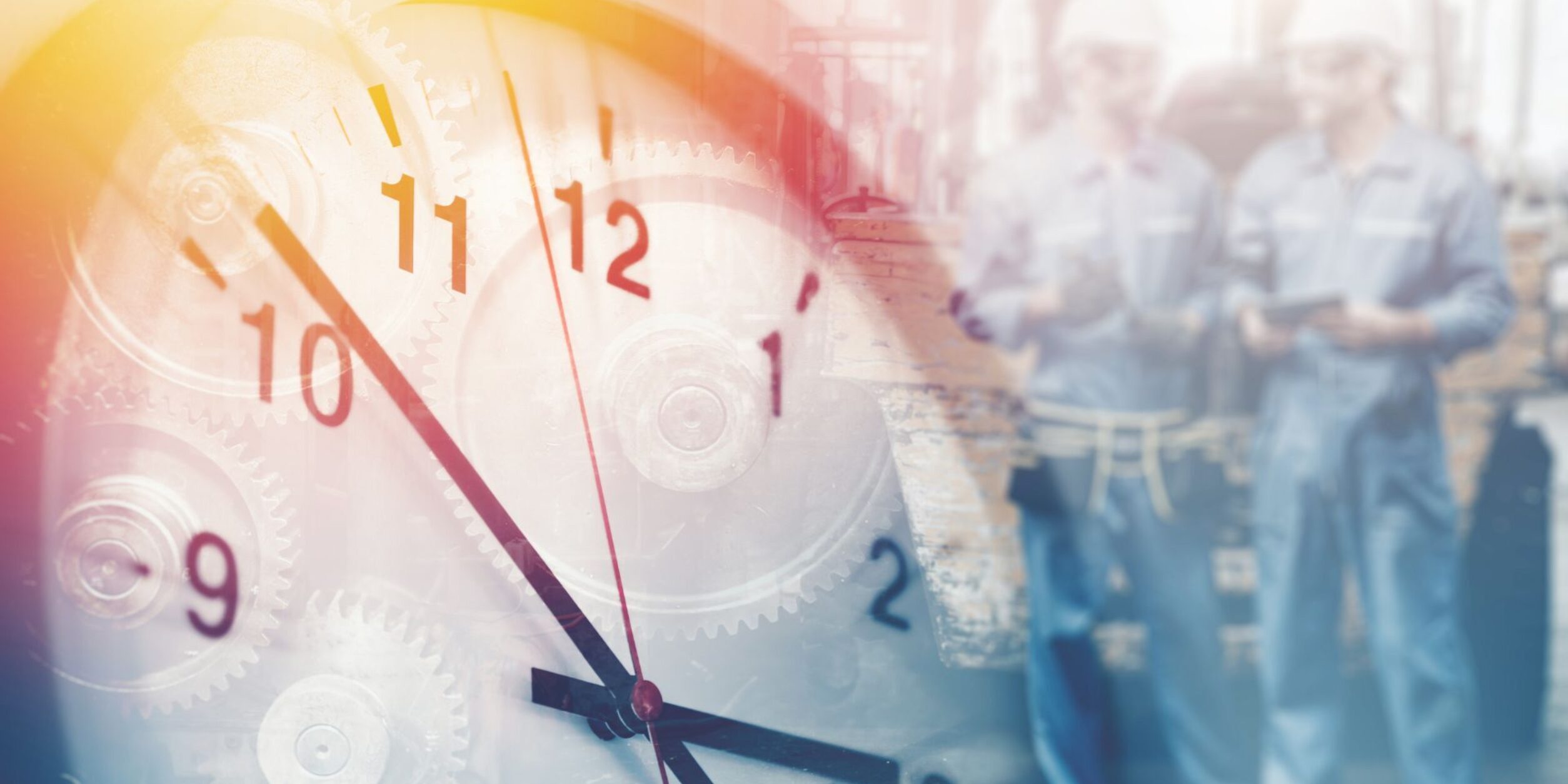 Eine Uhr und im Hintergrund Bauarbeiter