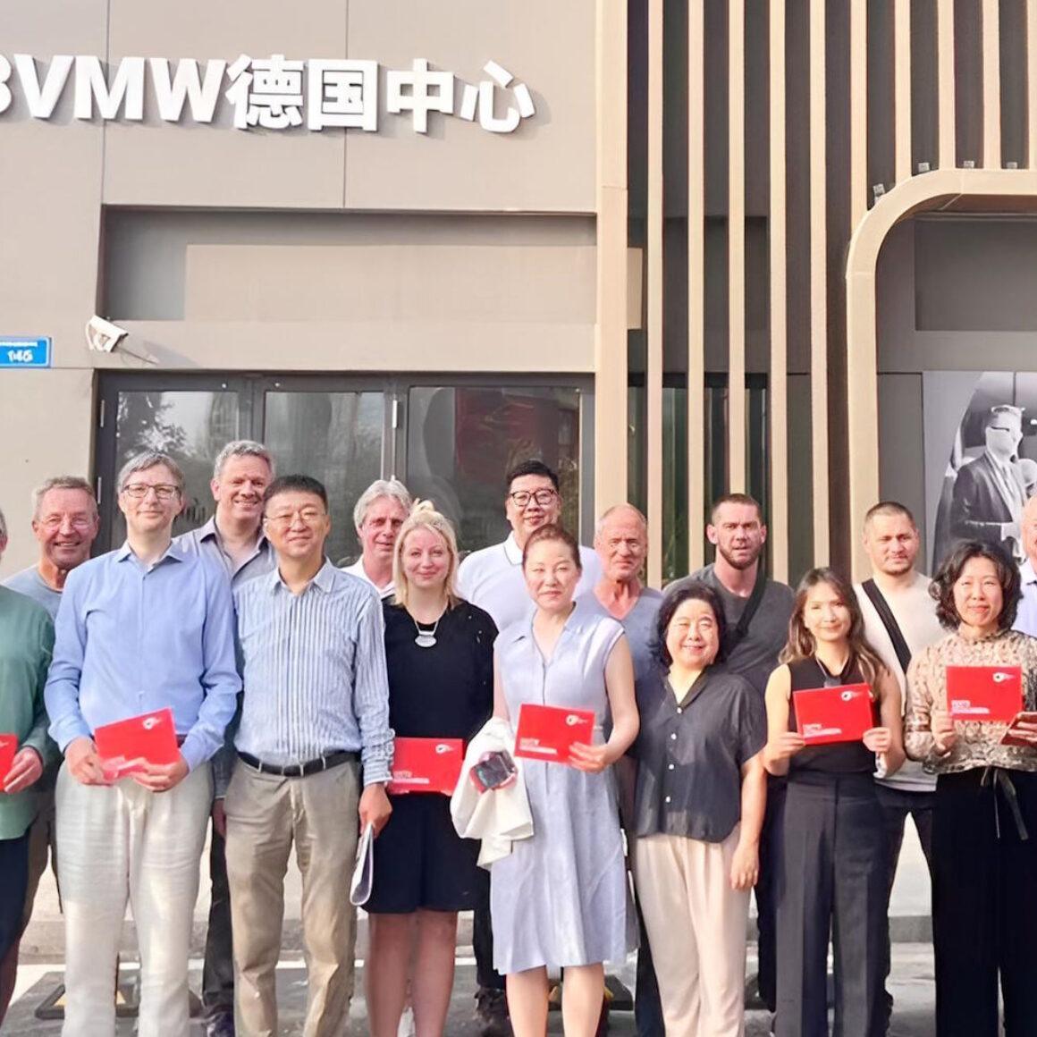 BVMW-Mitarbeitende vor dem Deutschzentrum Shenyang